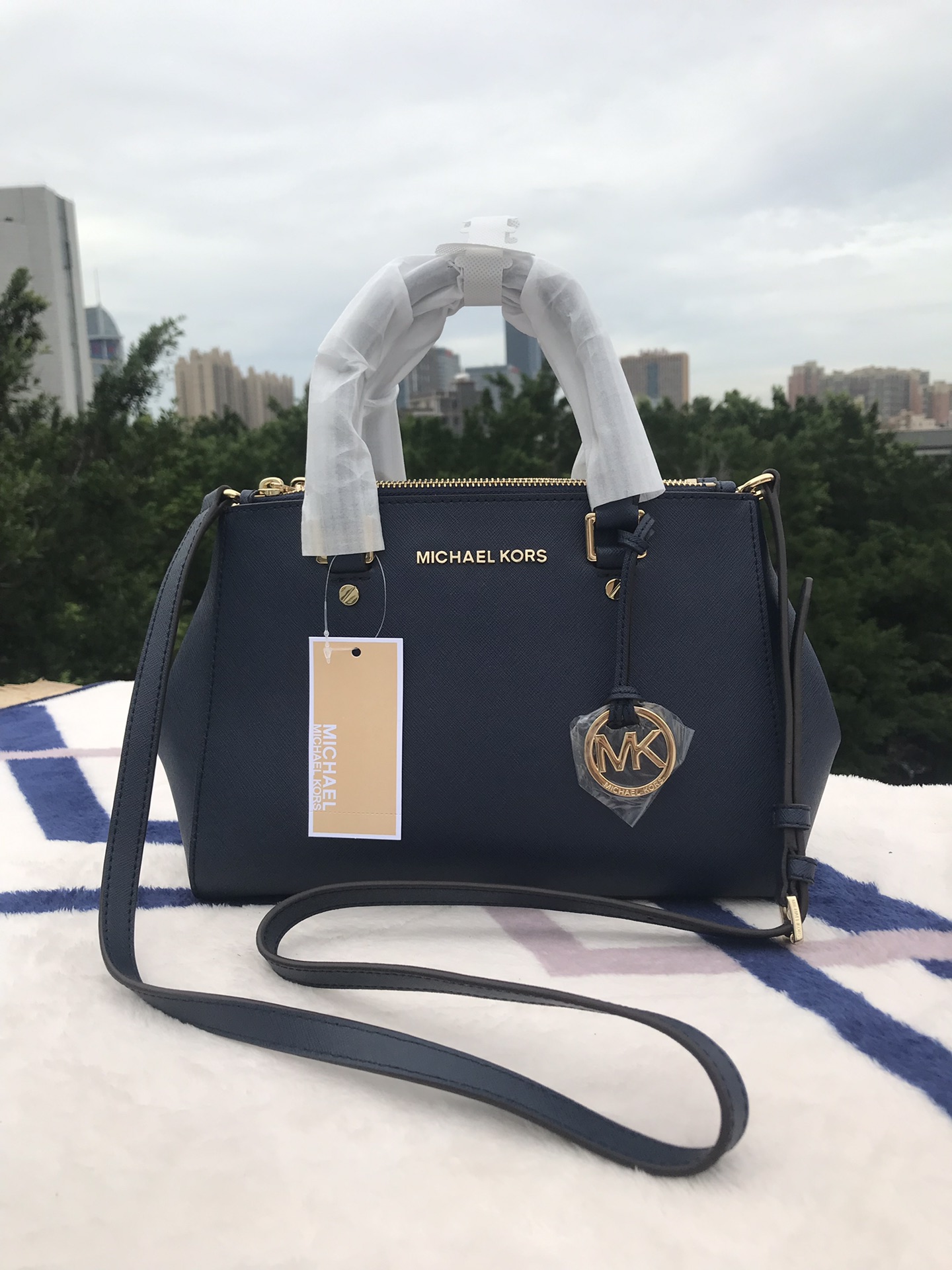 Michael Kors Mk 小号双拉链 杀手包 十字纹牛皮 单肩斜挎手提包 、 又奢华 令女人特质尽显