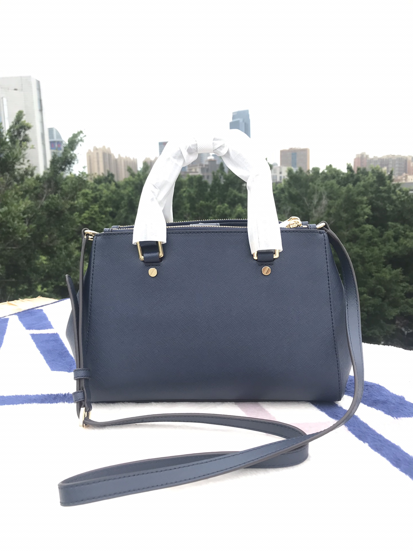 Michael Kors Mk 小号双拉链 杀手包 十字纹牛皮 单肩斜挎手提包 、 又奢华 令女人特质尽显