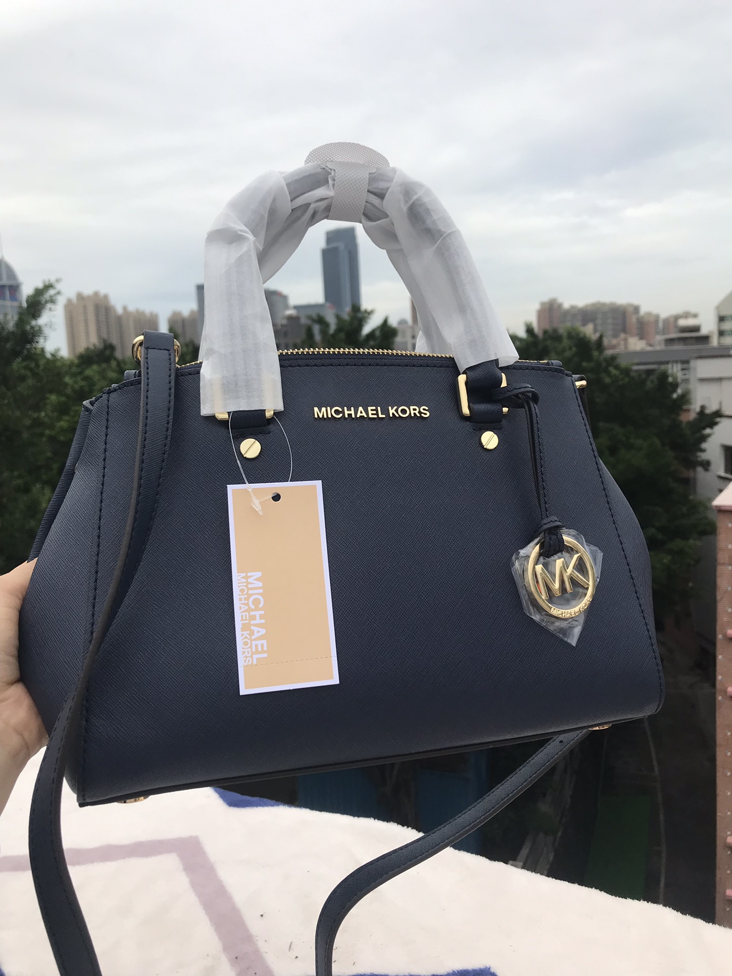 Michael Kors Mk 小号双拉链 杀手包 十字纹牛皮 单肩斜挎手提包 、 又奢华 令女人特质尽显