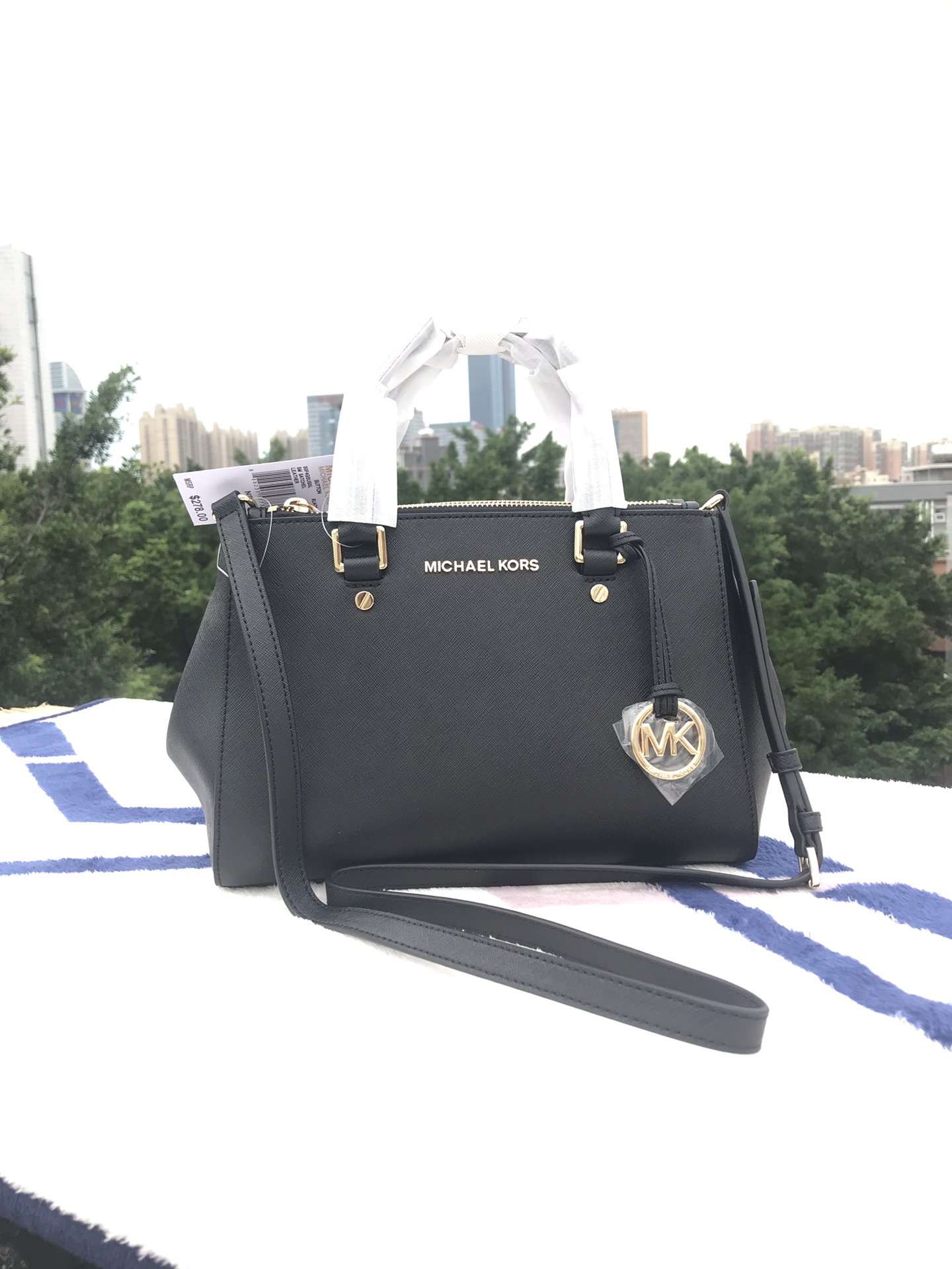 Michael Kors Mk 小号双拉链 杀手包 十字纹牛皮 单肩斜挎手提包 、 又奢华 令女人特质尽显