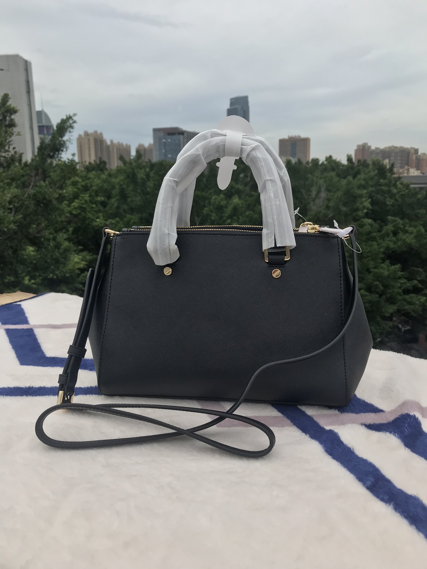 Michael Kors Mk 小号双拉链 杀手包 十字纹牛皮 单肩斜挎手提包 、 又奢华 令女人特质尽显