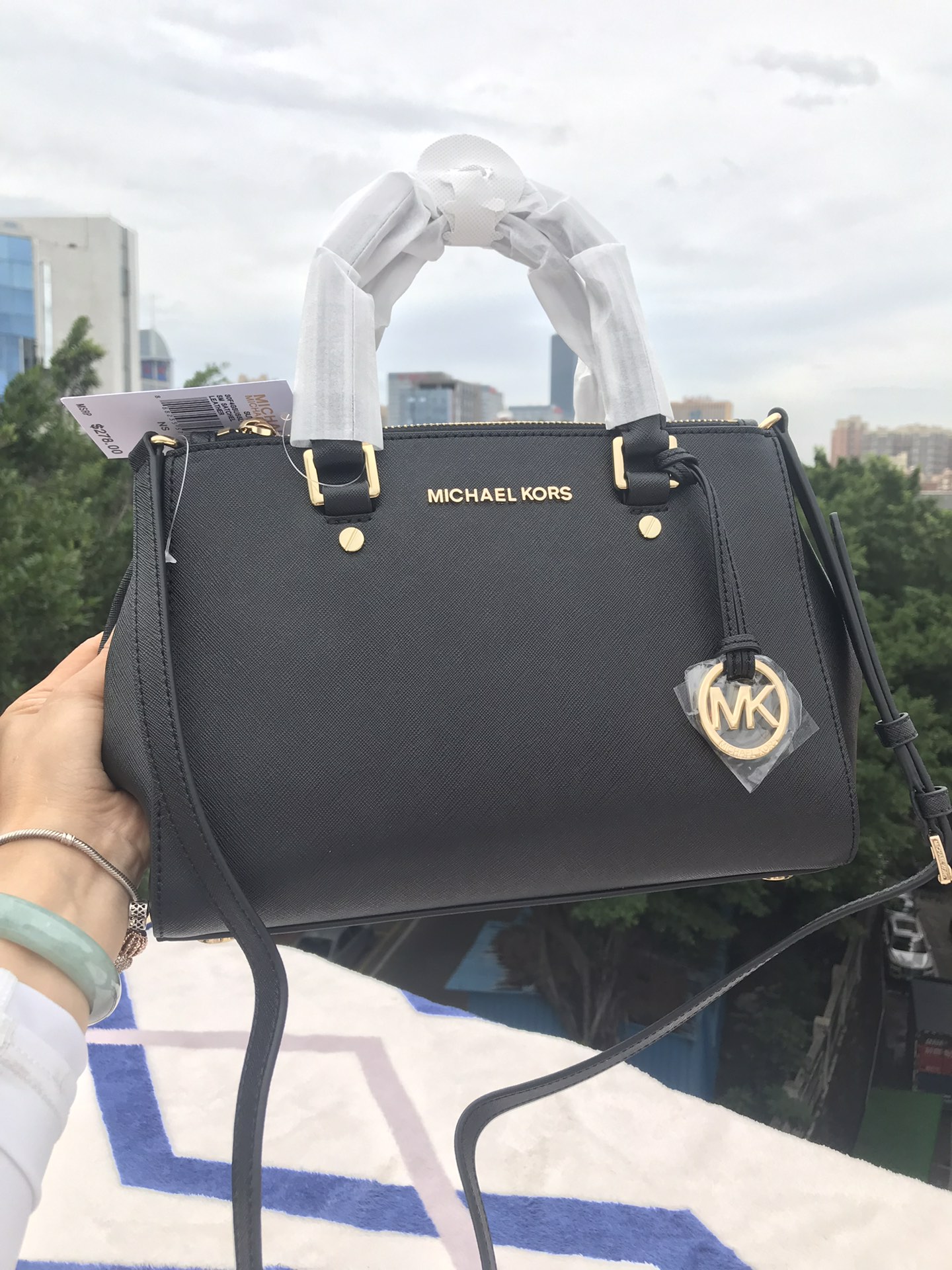 Michael Kors Mk 小号双拉链 杀手包 十字纹牛皮 单肩斜挎手提包 、 又奢华 令女人特质尽显