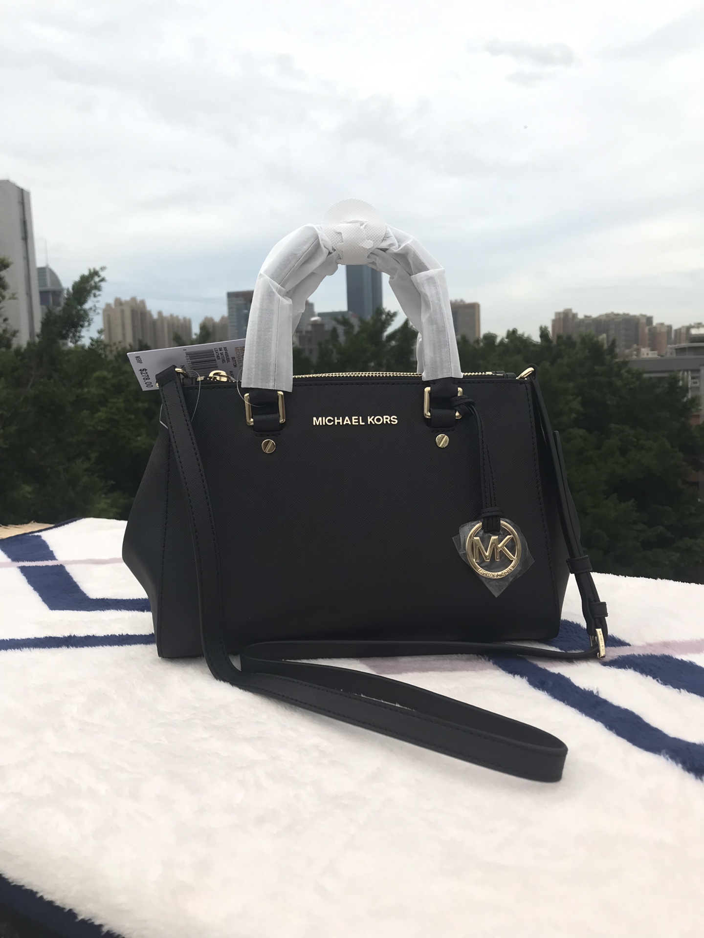 Michael Kors Mk 小号双拉链 杀手包 十字纹牛皮 单肩斜挎手提包 、 又奢华 令女人特质尽显