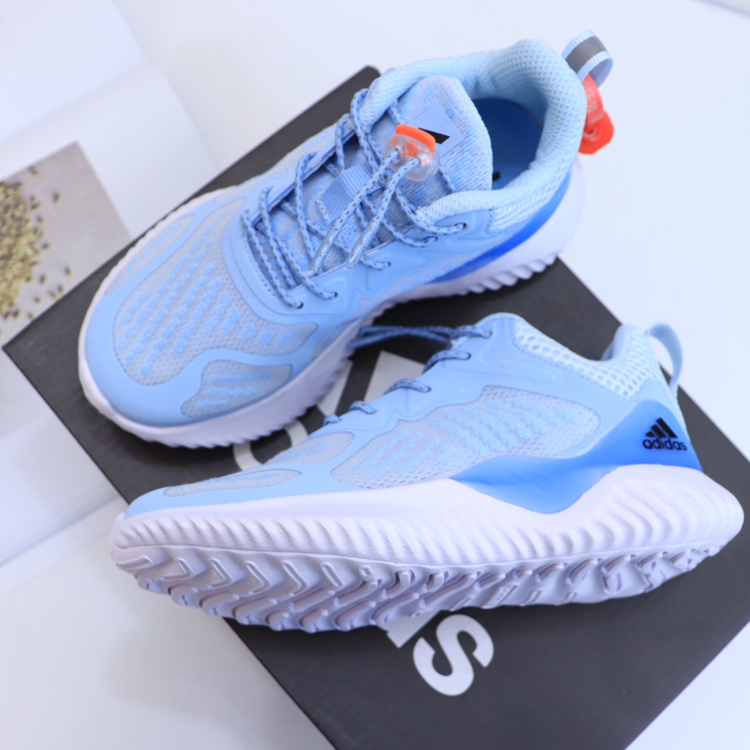 AD阿尔法冰丝儿童跑鞋 ️ 夏天到了🍃宝宝需要一双透气干爽的鞋!而AD的阿尔法系列,就是为夏天而生的鞋👏速干,透气💨脚底呼呼生风!相信买过咱家成人款的亲们都知道ta的好处!说呼呼的透气一点没错!这样的鞋子对夏天来说绝对是福利, 冰丝透气鞋面~更好散热☁️鞋面两侧的稳定支架增加包裹.