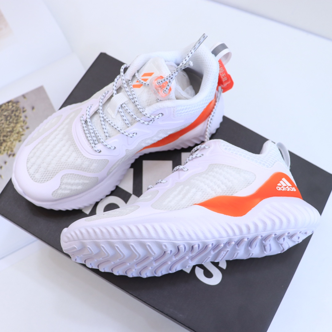 AD阿尔法冰丝儿童跑鞋 ️ 夏天到了🍃宝宝需要一双透气干爽的鞋!而AD的阿尔法系列,就是为夏天而生的鞋👏速干,透气💨脚底呼呼生风!相信买过咱家成人款的亲们都知道ta的好处!说呼呼的透气一点没错!这样的鞋子对夏天来说绝对是福利, 冰丝透气鞋面~更好散热☁️鞋面两侧的稳定支架增加包裹.