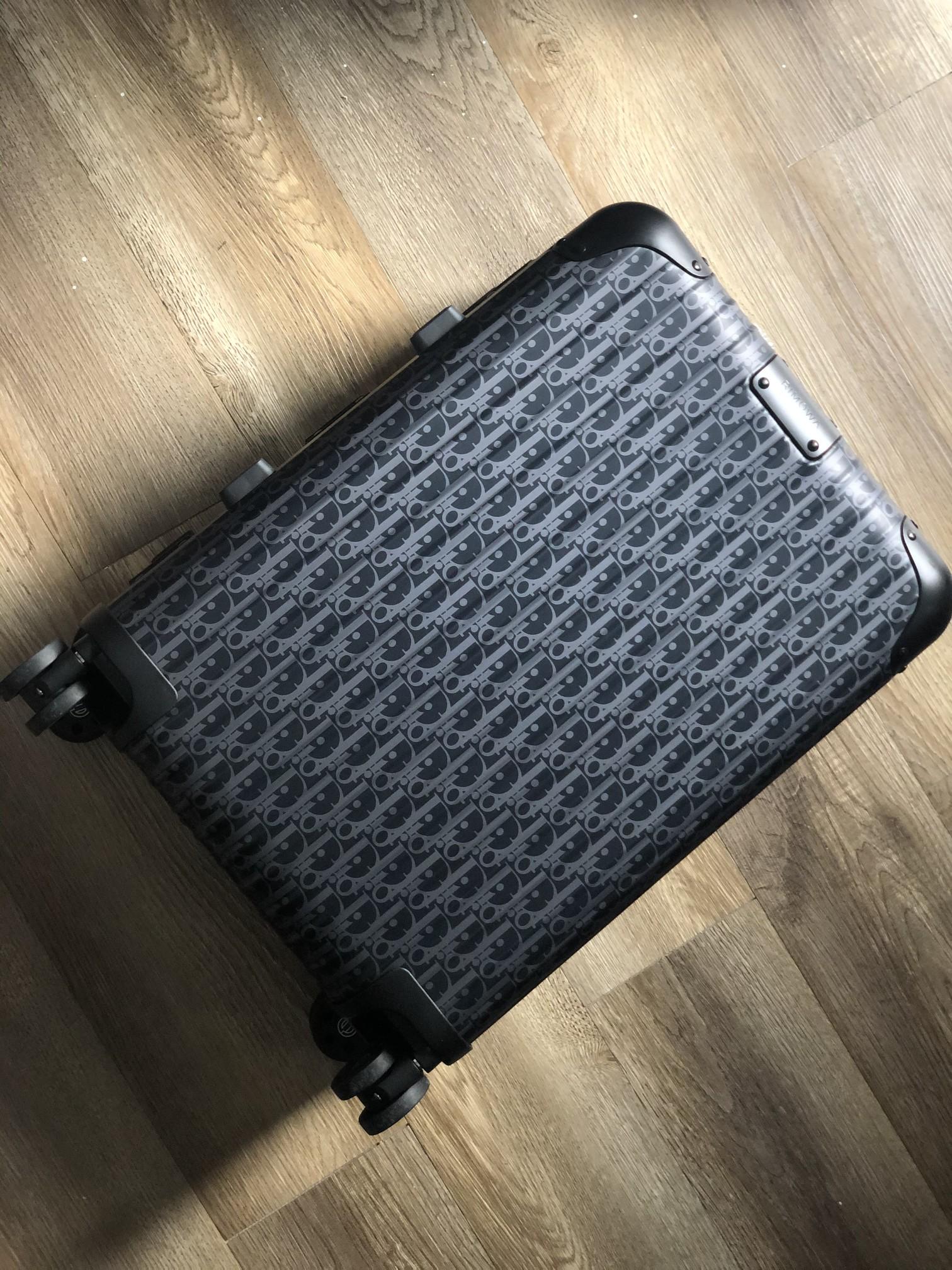 Nuevo modelo exclusivo D y R. Rimowa colabora por primera vez con Dior, reuniendo arte, moda y diseño, lanzado antes de…