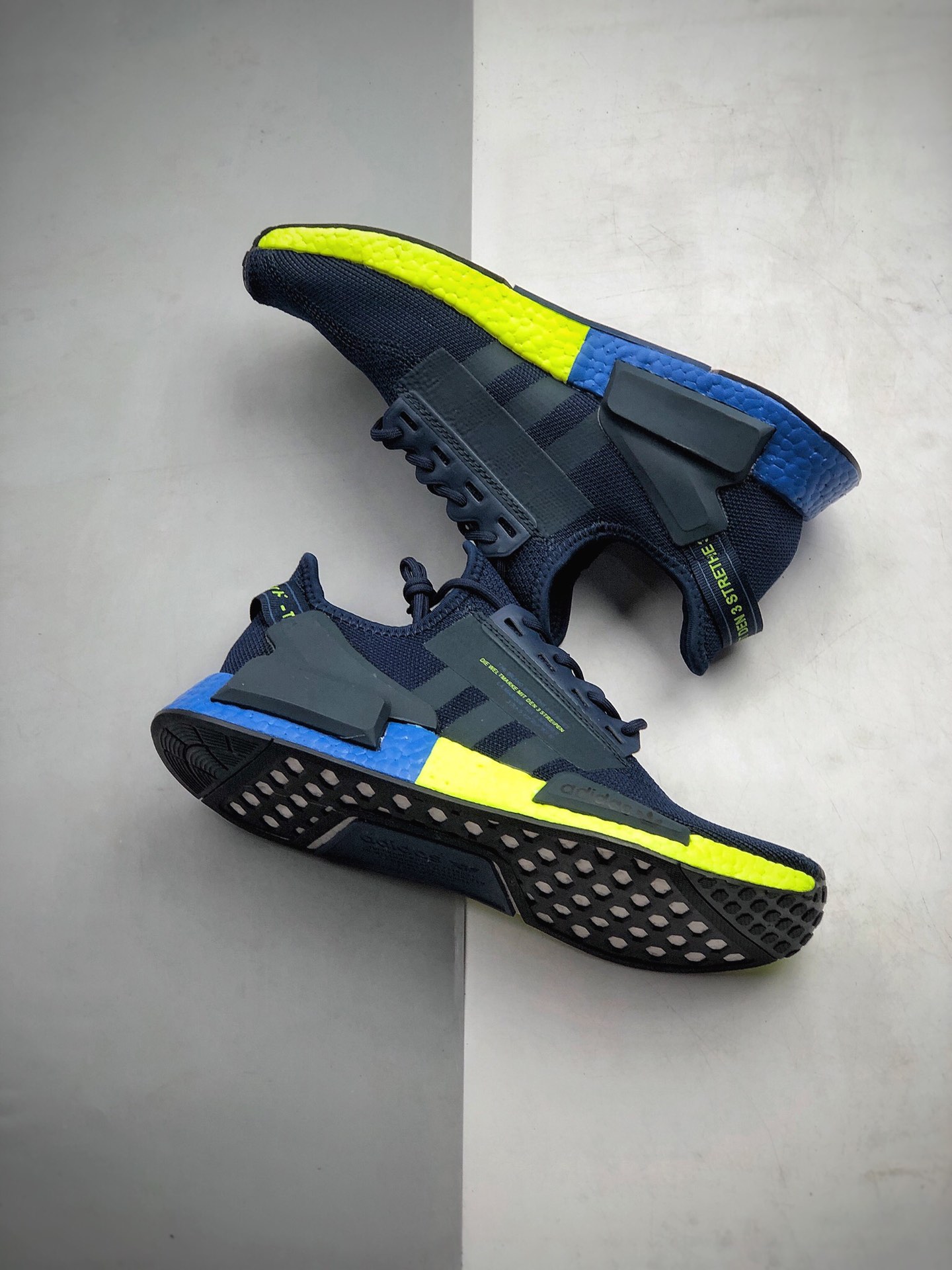 190 Adidas NMD_R1 V2系列 爆米缓花震跑鞋/黑蓝荧光绿 原标原盒 货号：FX3948