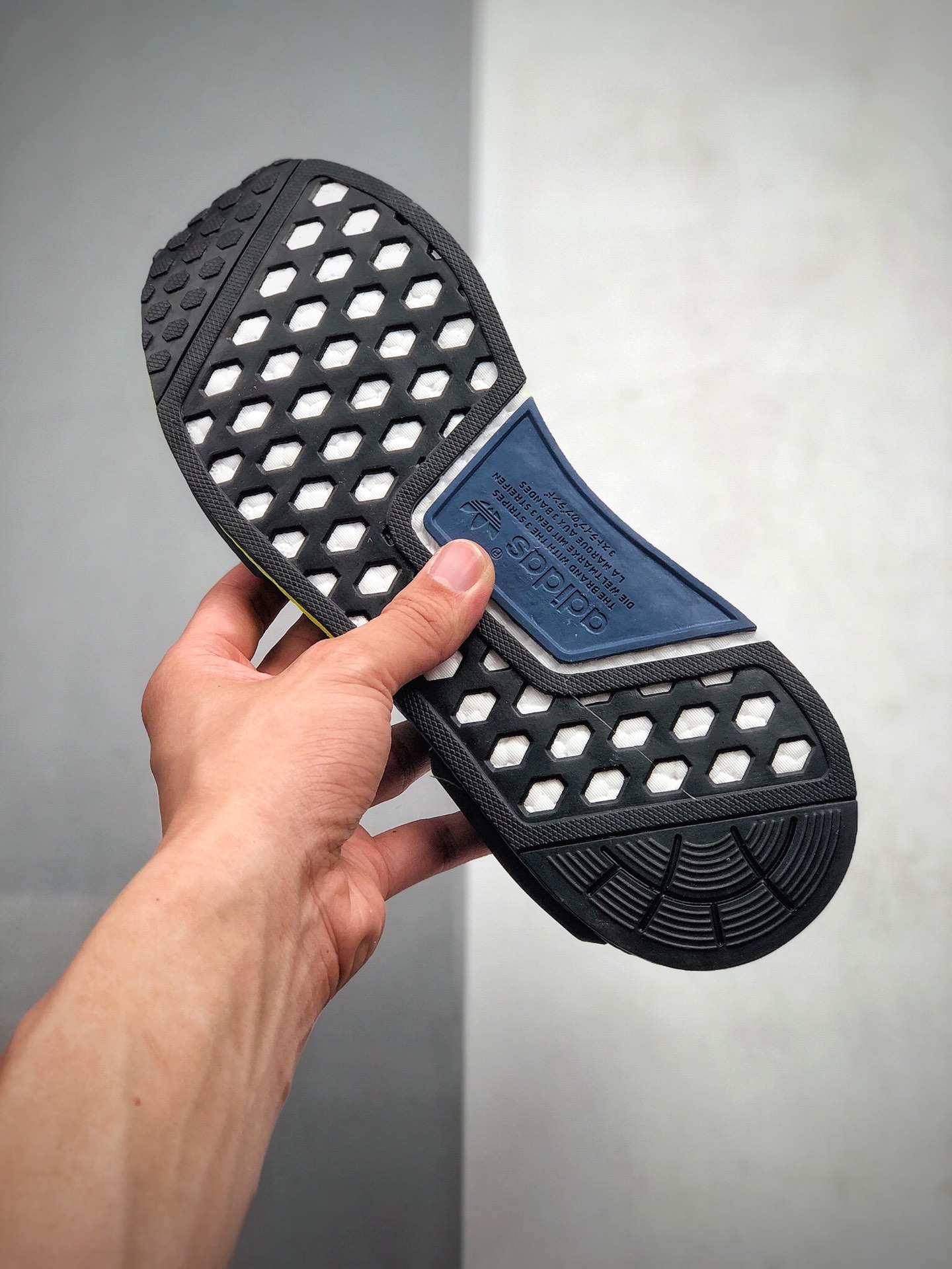 190 Adidas NMD_R1 V2系列 爆米缓花震跑鞋/黑蓝荧光绿 原标原盒 货号：FX3948