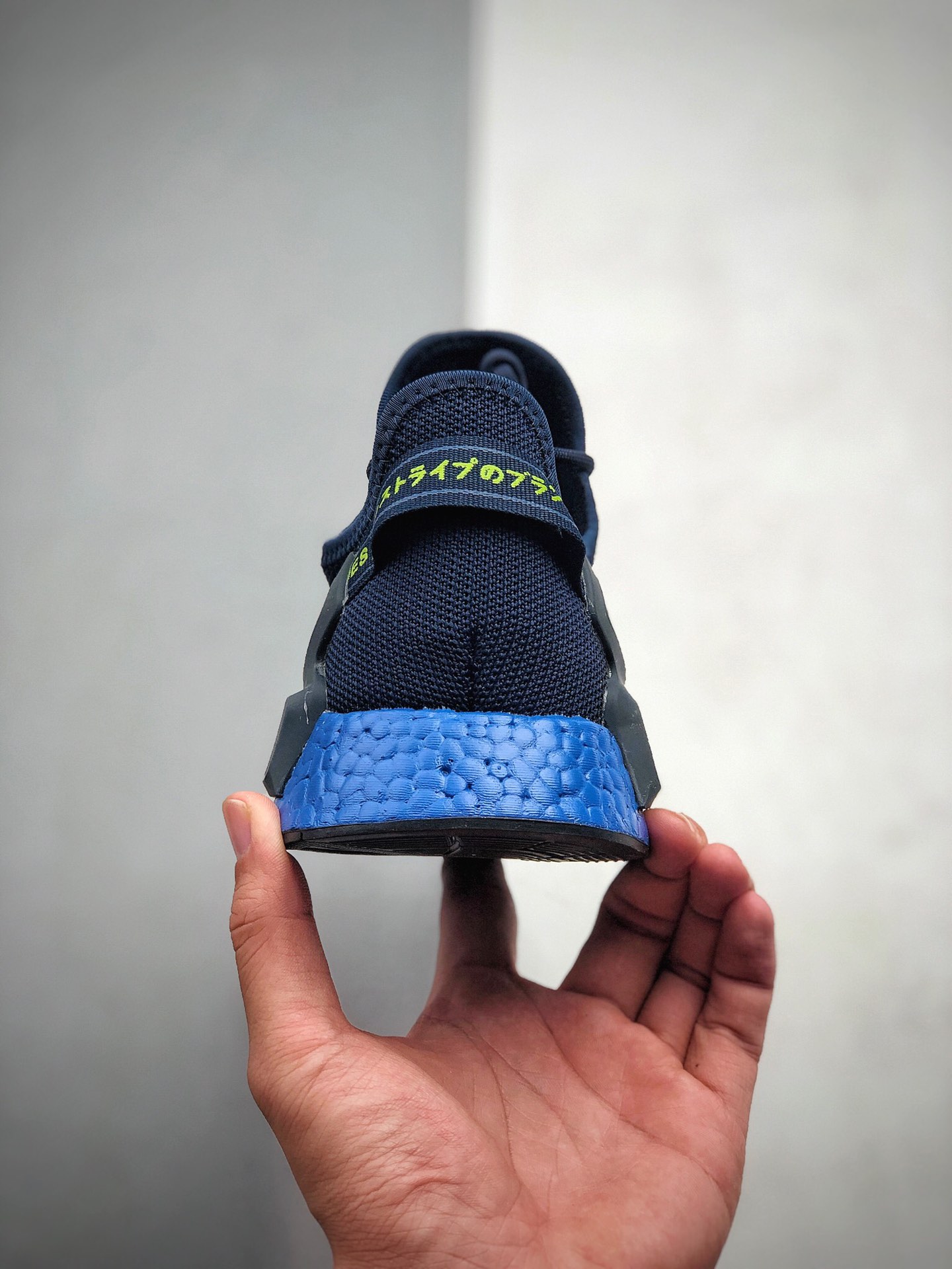 190 Adidas NMD_R1 V2系列 爆米缓花震跑鞋/黑蓝荧光绿 原标原盒 货号：FX3948