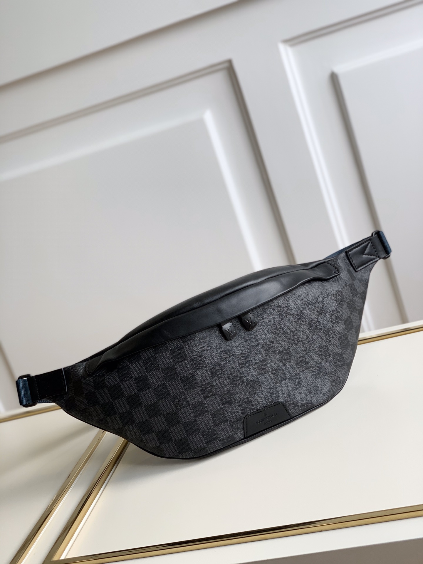 Louis Vuitton LV BUMBAG 腰包 M40187黑格