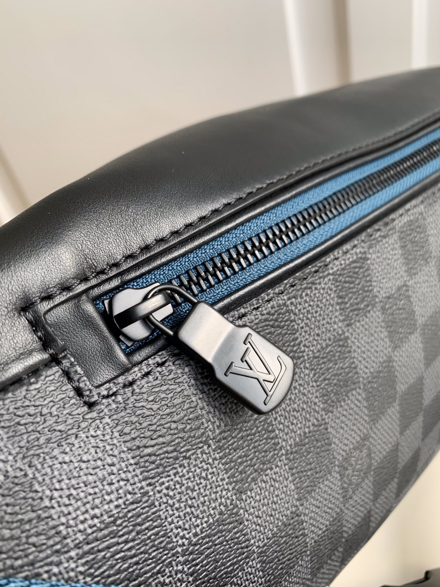 Louis Vuitton LV BUMBAG 腰包 M40187黑格