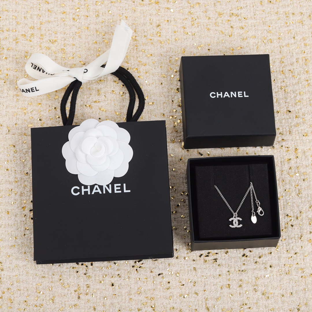 NO:361002,The same style as Meimei de summer and summer, a rare classic in spot instant Ch@nel classic small double C logo necklace, it is very rare to meet such a simple necklace, absolutely a must-have for a century, the size ratio is very moderate, evergreen style all year round, small fragrance powder must be included, the superposition effect is also very powerful, thousands of words, must-have for single items, don't miss it, Chanel necklace, chanel, necklace19860909美美de夏夏同款,现货秒发难得的经典 Ch@nel经典小双C logo项链,非常难得遇见这样一款简洁的项链,绝对百年经典必入款,尺寸比例非常适中,一年四季常青款,小香粉必入无疑,叠加搭配效果也很强大,千言万语,必入单品,千万别错过,香奈儿项链,chanel,necklace,Jewelry