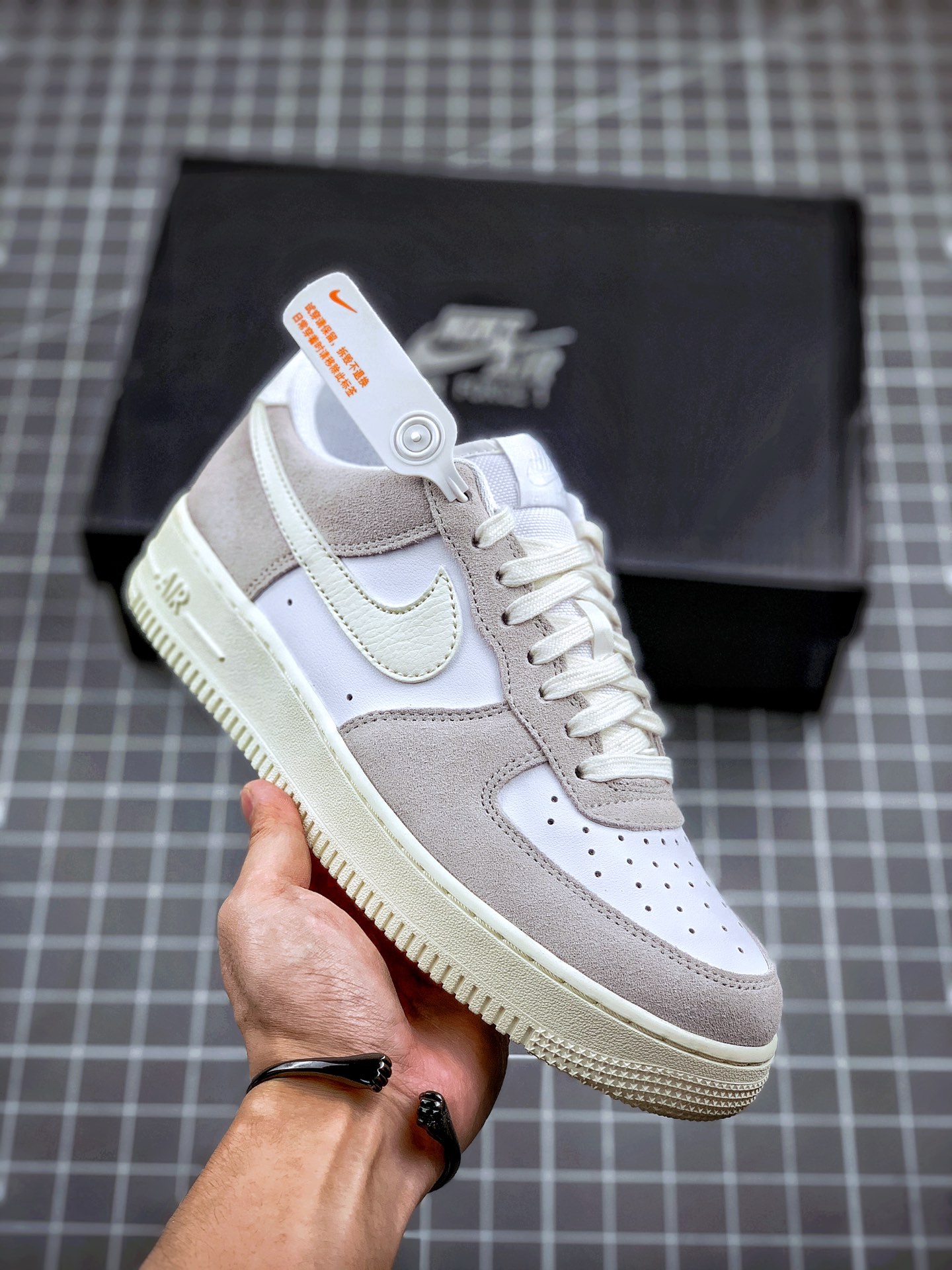 210 Air Force 1 in ‘Platinum Tint’  Coming Soon 白灰空军一号