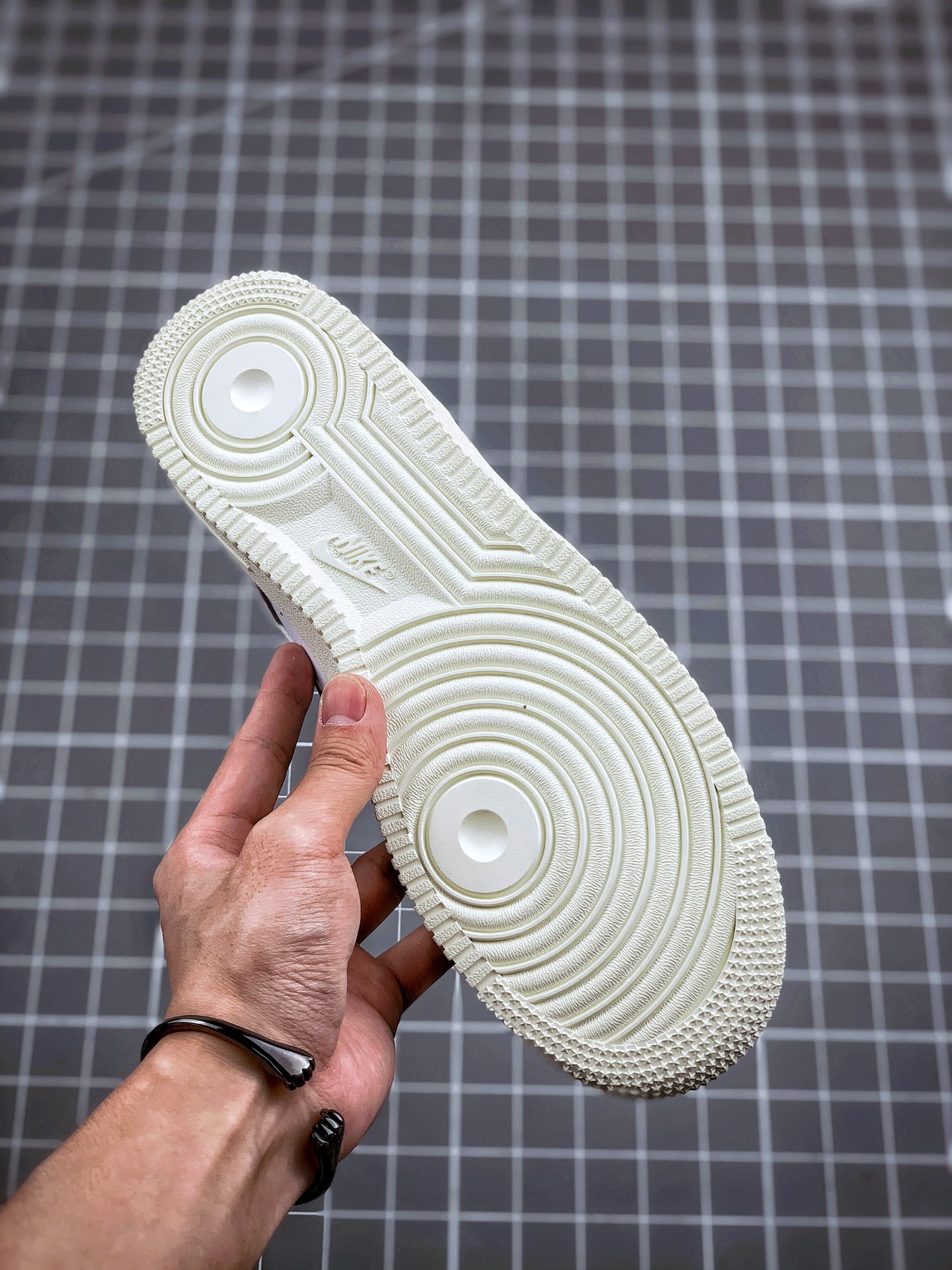 210 Air Force 1 in ‘Platinum Tint’  Coming Soon 白灰空军一号