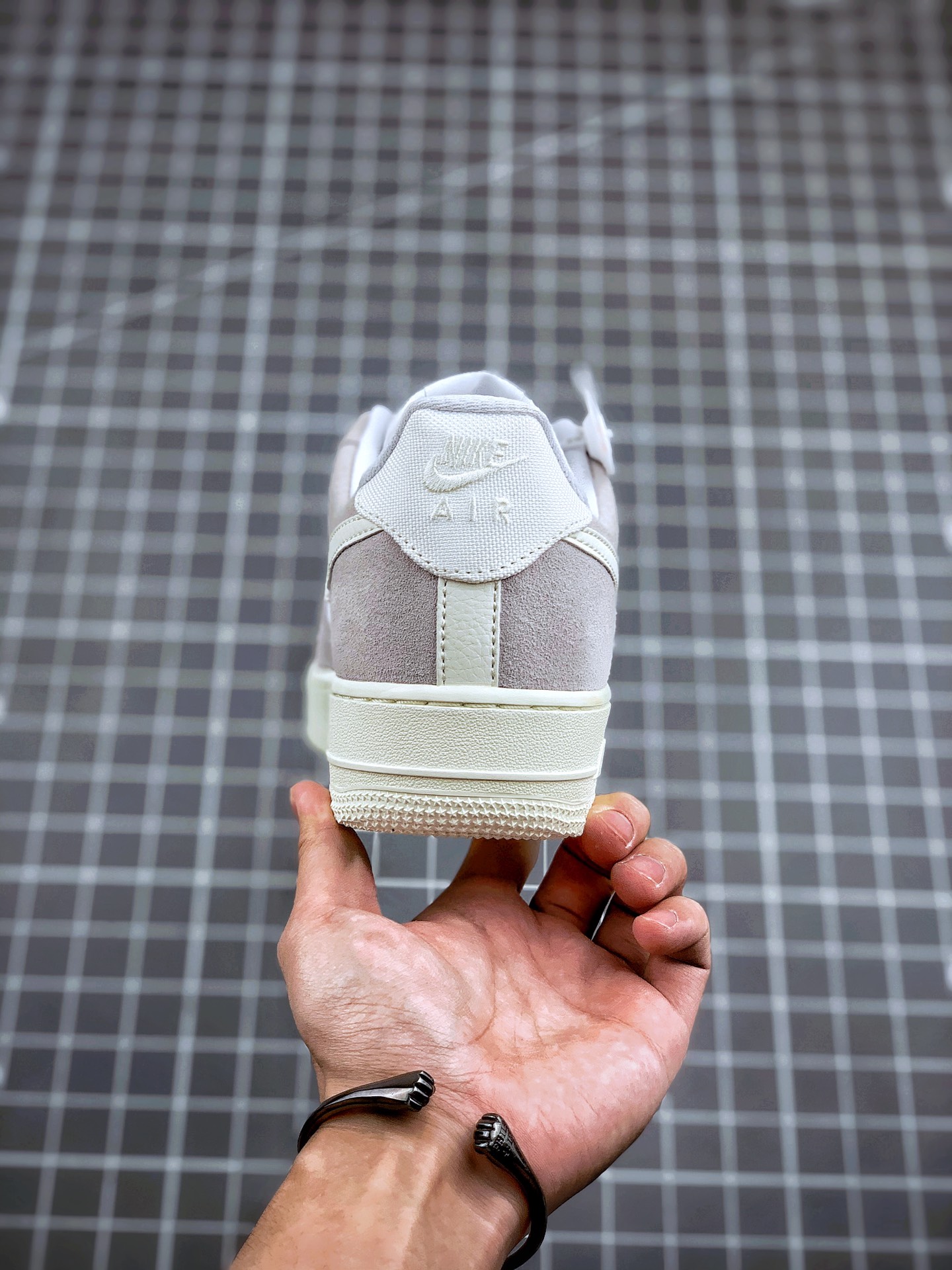 210 Air Force 1 in ‘Platinum Tint’  Coming Soon 白灰空军一号
