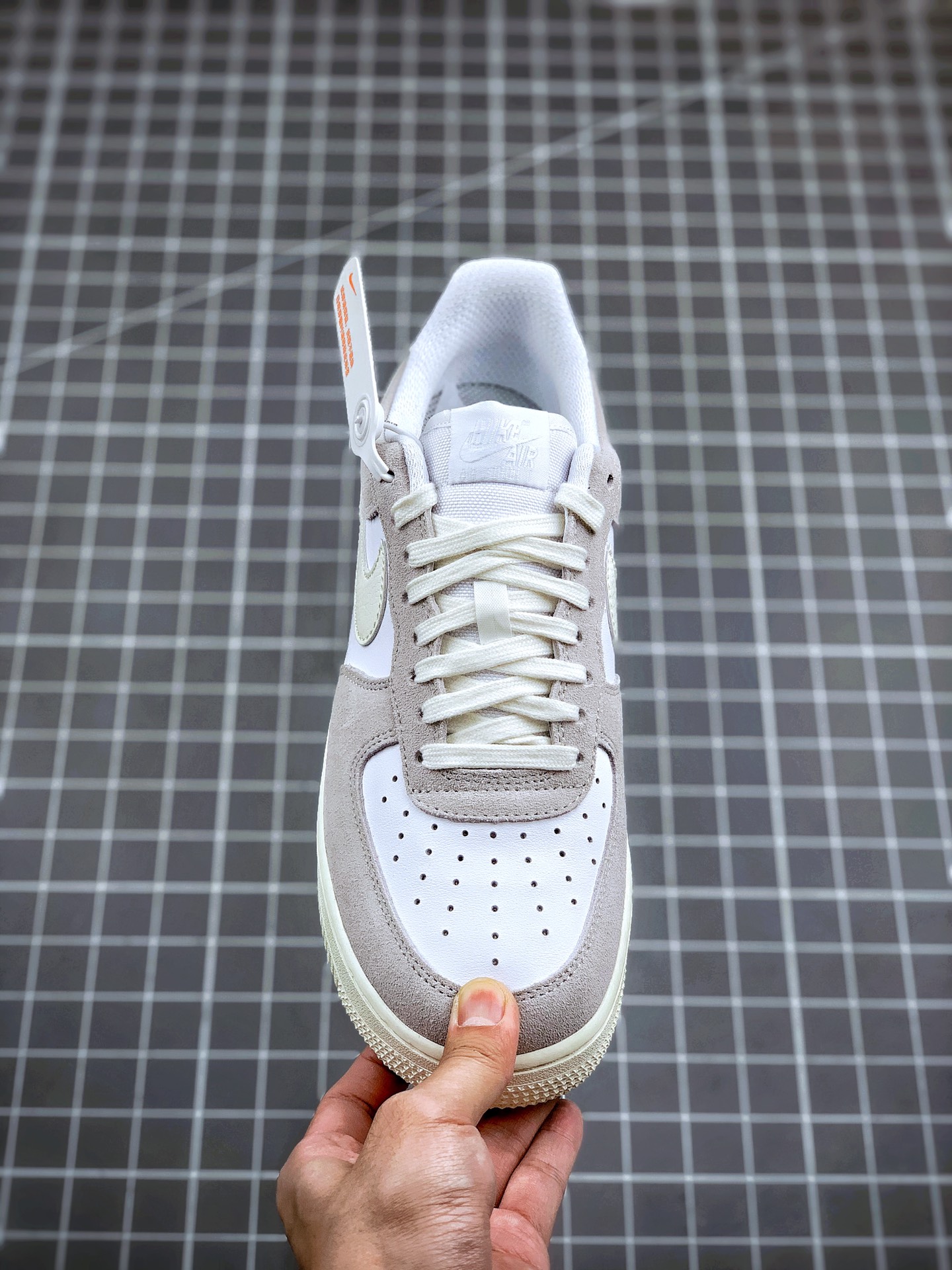210 Air Force 1 in ‘Platinum Tint’  Coming Soon 白灰空军一号