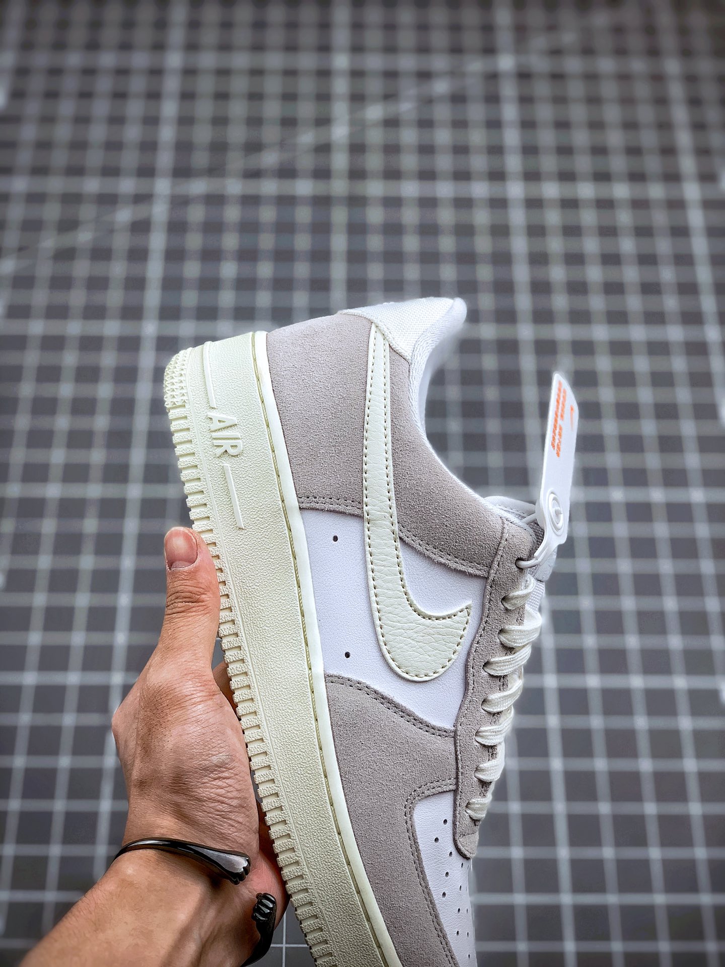 210 Air Force 1 in ‘Platinum Tint’  Coming Soon 白灰空军一号
