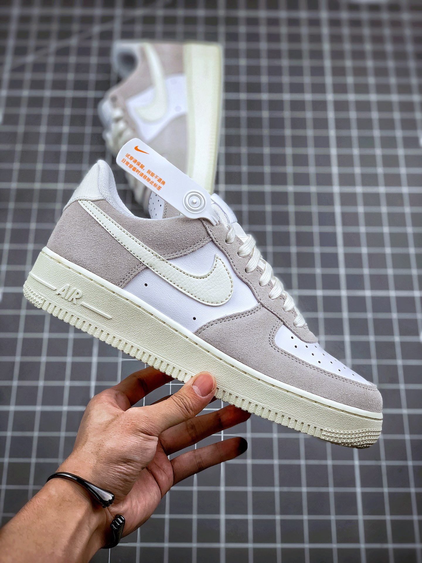210 Air Force 1 in ‘Platinum Tint’  Coming Soon 白灰空军一号