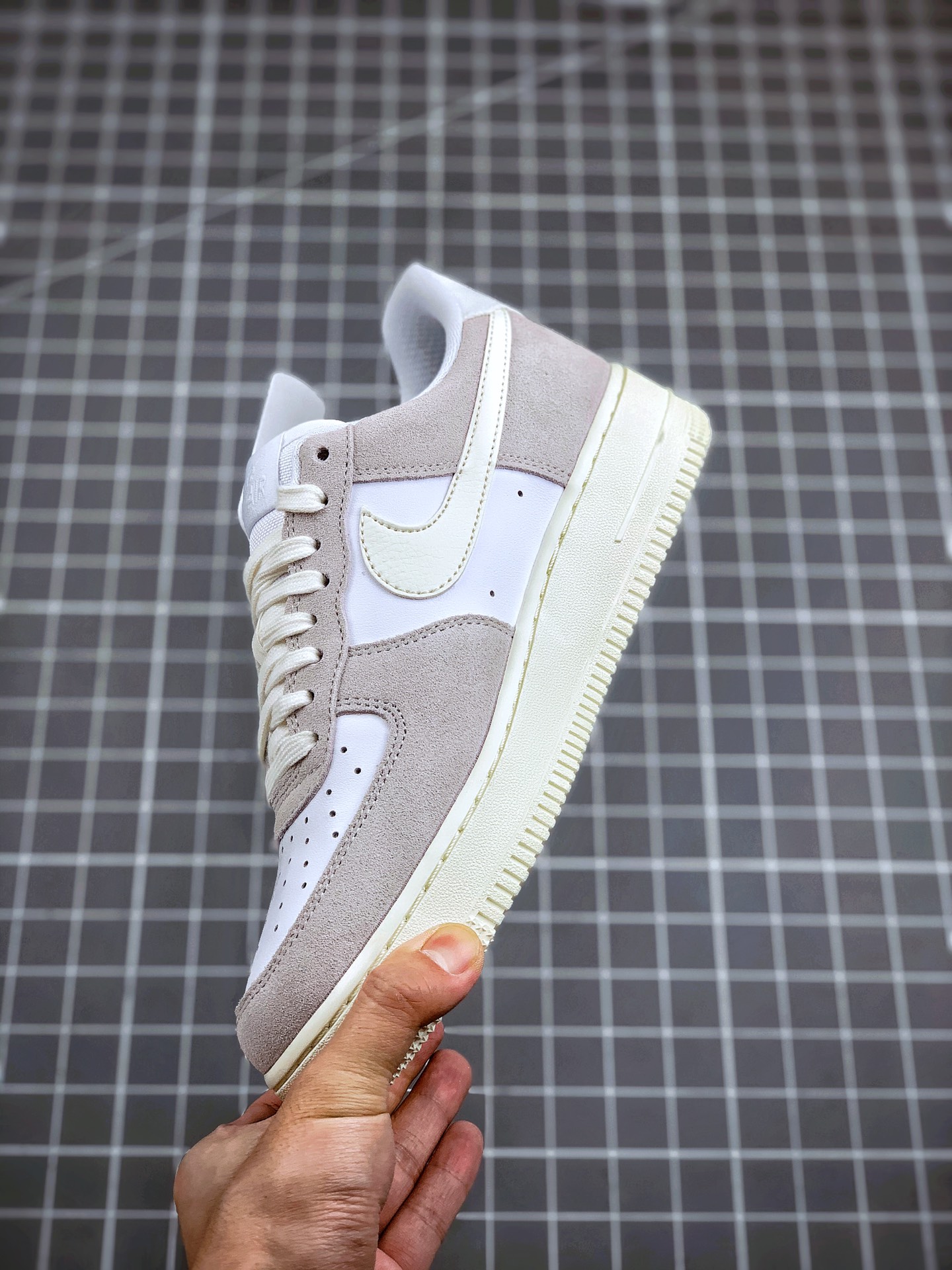 210 Air Force 1 in ‘Platinum Tint’  Coming Soon 白灰空军一号