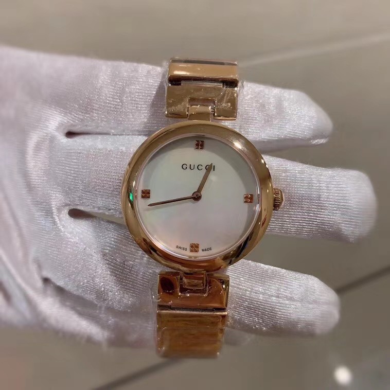 Gucci 古驰巴塞尔钟表展新宠全新设计。简单设计大方，尺寸：32mm表径 奢华、品质棒