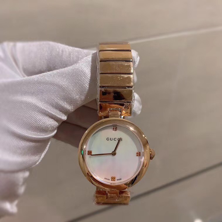 Gucci 古驰巴塞尔钟表展新宠全新设计。简单设计大方，尺寸：32mm表径 奢华、品质棒