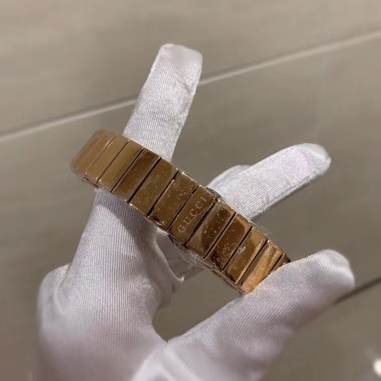 Gucci 古驰巴塞尔钟表展新宠全新设计。简单设计大方，尺寸：32mm表径 奢华、品质棒
