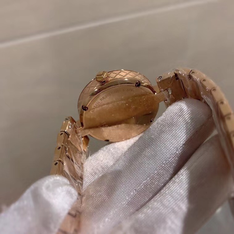 Gucci 古驰巴塞尔钟表展新宠全新设计。简单设计大方，尺寸：32mm表径 奢华、品质棒