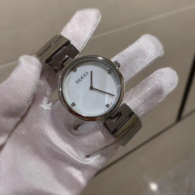 Gucci 古驰巴塞尔钟表展新宠全新设计。简单设计大方，尺寸：32mm表径 奢华、品质棒