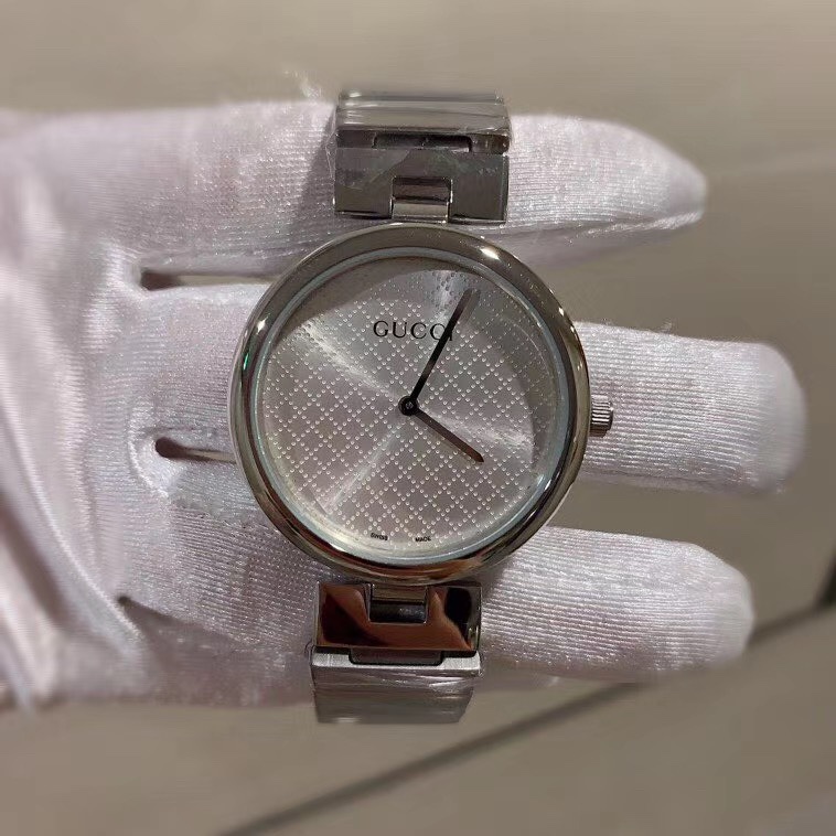 Gucci 古驰巴塞尔钟表展新宠全新设计。简单设计大方，尺寸：32mm表径 奢华、品质棒