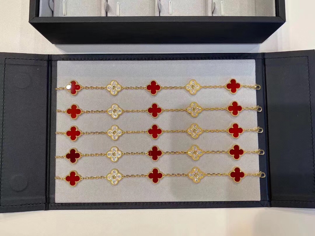 NO:102676,up to date!  VCA Van Clerk @ Bao Four-leaf Crocodile Half Flower Half Diamond Five-flower Bracelet. The highest quality, purchasing level!  Snap the entire network in seconds. The classic four-leaf clover pattern has lasted for a long time. The combination of full diamonds and natural red agate creates a different feeling. It is always the hot and fashionable fighter in the jewelry industry. 925 silver-plated 18K gold material, electroplated thick gold, four-leaf clover style is correct, natural stone metal cutting stone, seamless inlay rose gold /k gold, Vca bracelet, bracelet19860909最新！VCA梵克雅@宝四叶草半花半钻五花手链. 最高品质,代购级别！秒杀全网.经典款四叶草图案经久不衰,满钻和天然红玛瑙结合碰撞出不一样的感觉,永远是饰品界的战斗机辣么时尚别致.925银镀18K金材质,电镀厚金,四叶草版型端正,天然石金工切石,无缝镶嵌 玫金 /k金,Vca手链,bracelet,Jewelry