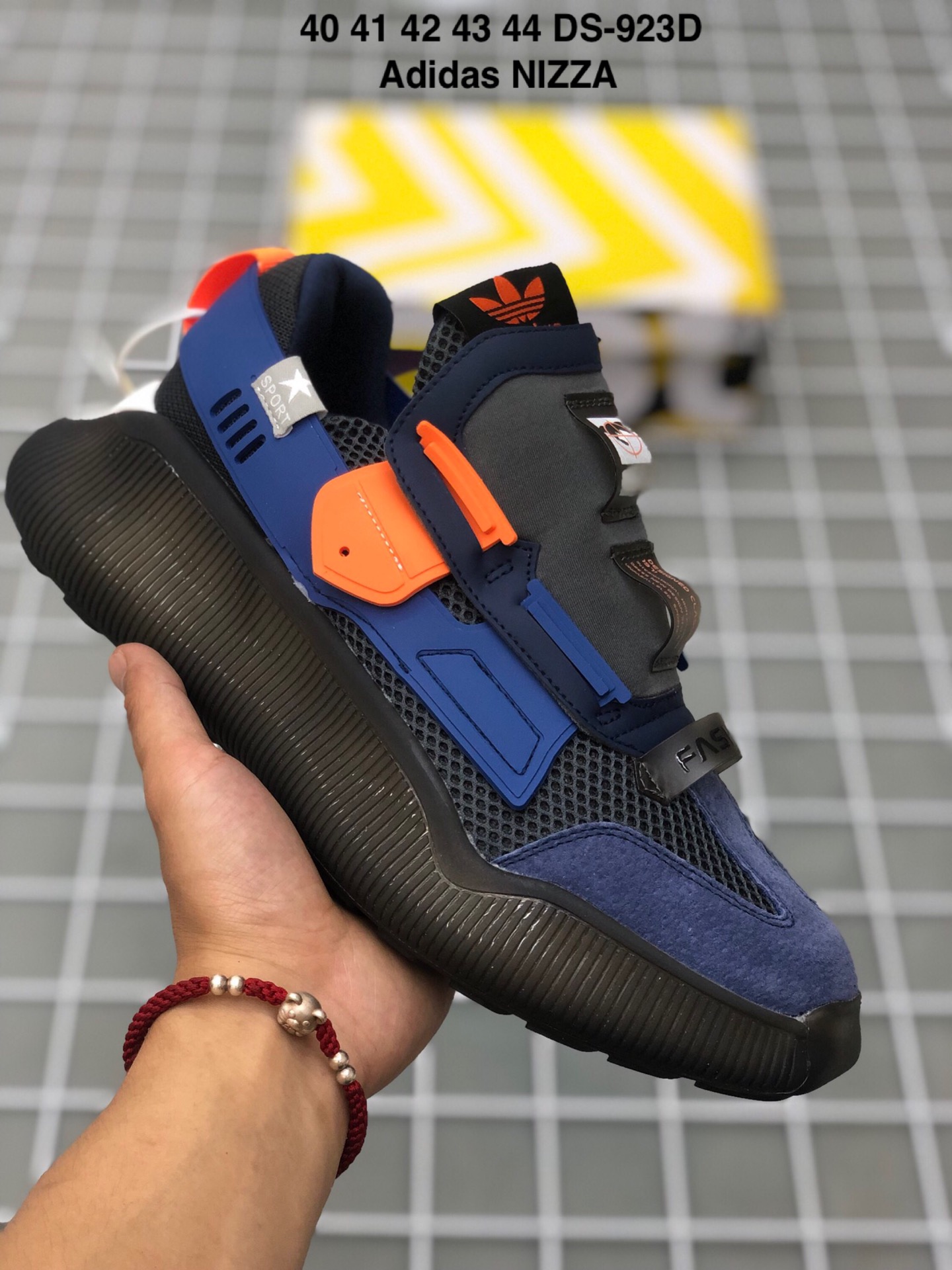 💰170 码数：男鞋40-44码 简介：Adidas Nizza 阿迪达斯三叶草厚底休闲跑步鞋 织物材质机能运动鞋 编码：DS-923D