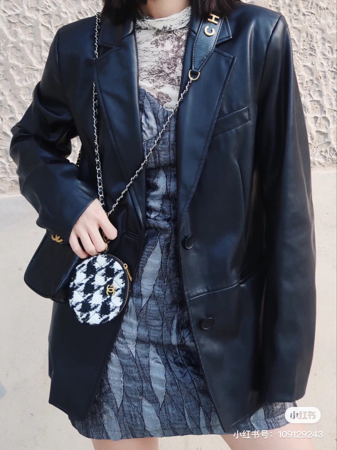Though categorized as a phone pouch, this piece features the practical - Comprehensive 6