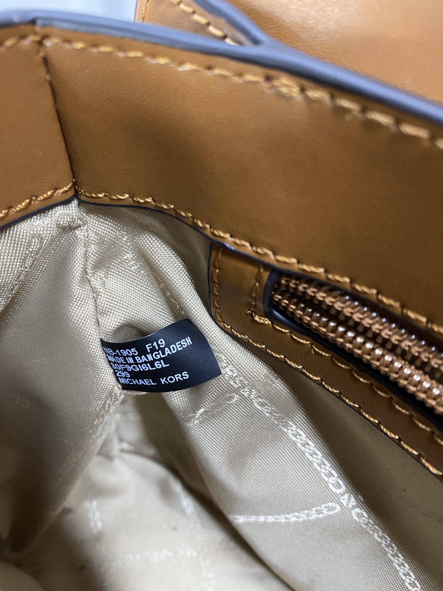 Michael Kors 拼色款酒神磨砂钉钉棕 MK 拼色拼接款斜挎包