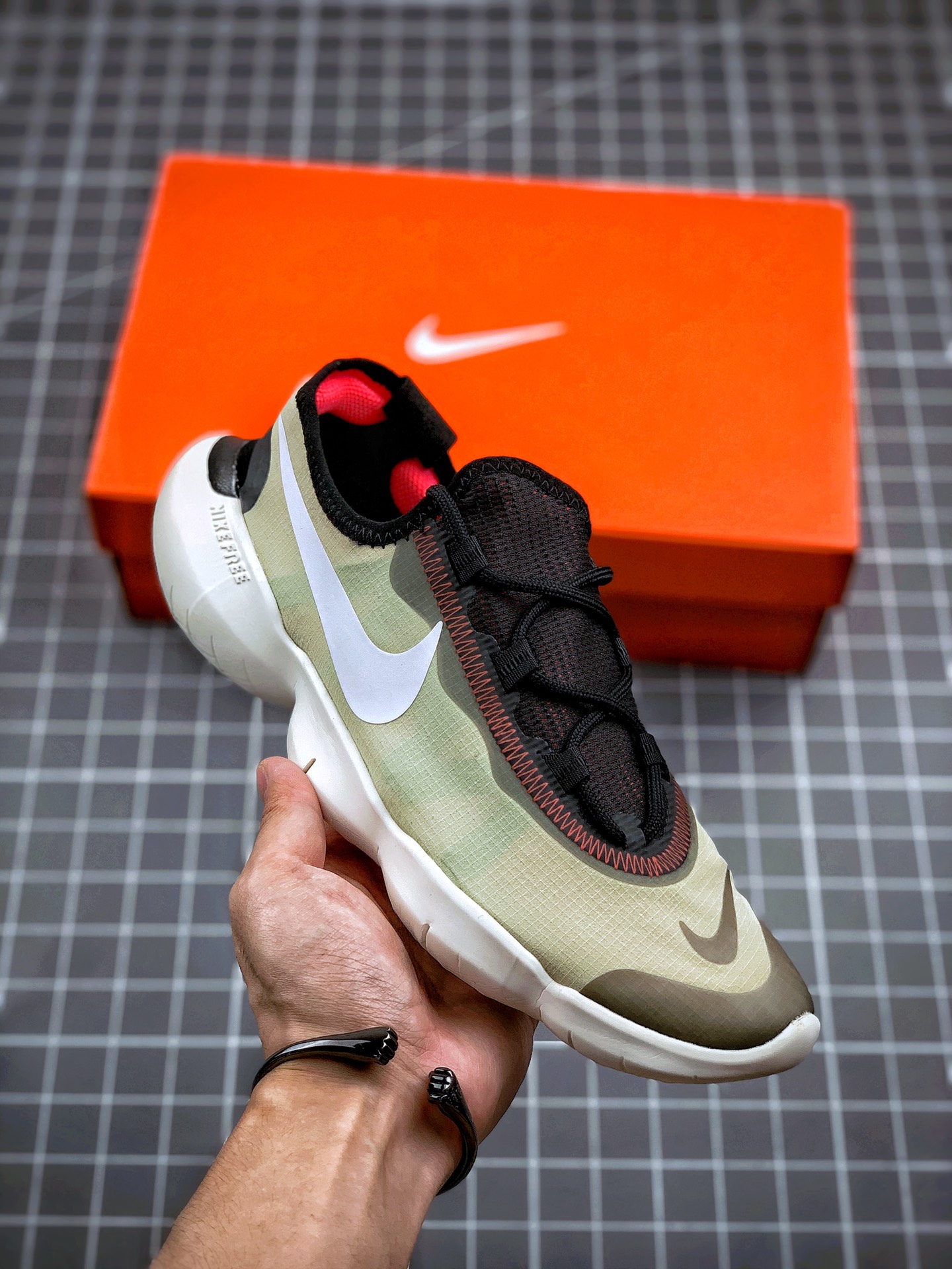 160  NIKE FREE RN 黑白 2020款  赤足轻便跑鞋 黑卡其CI9921-400