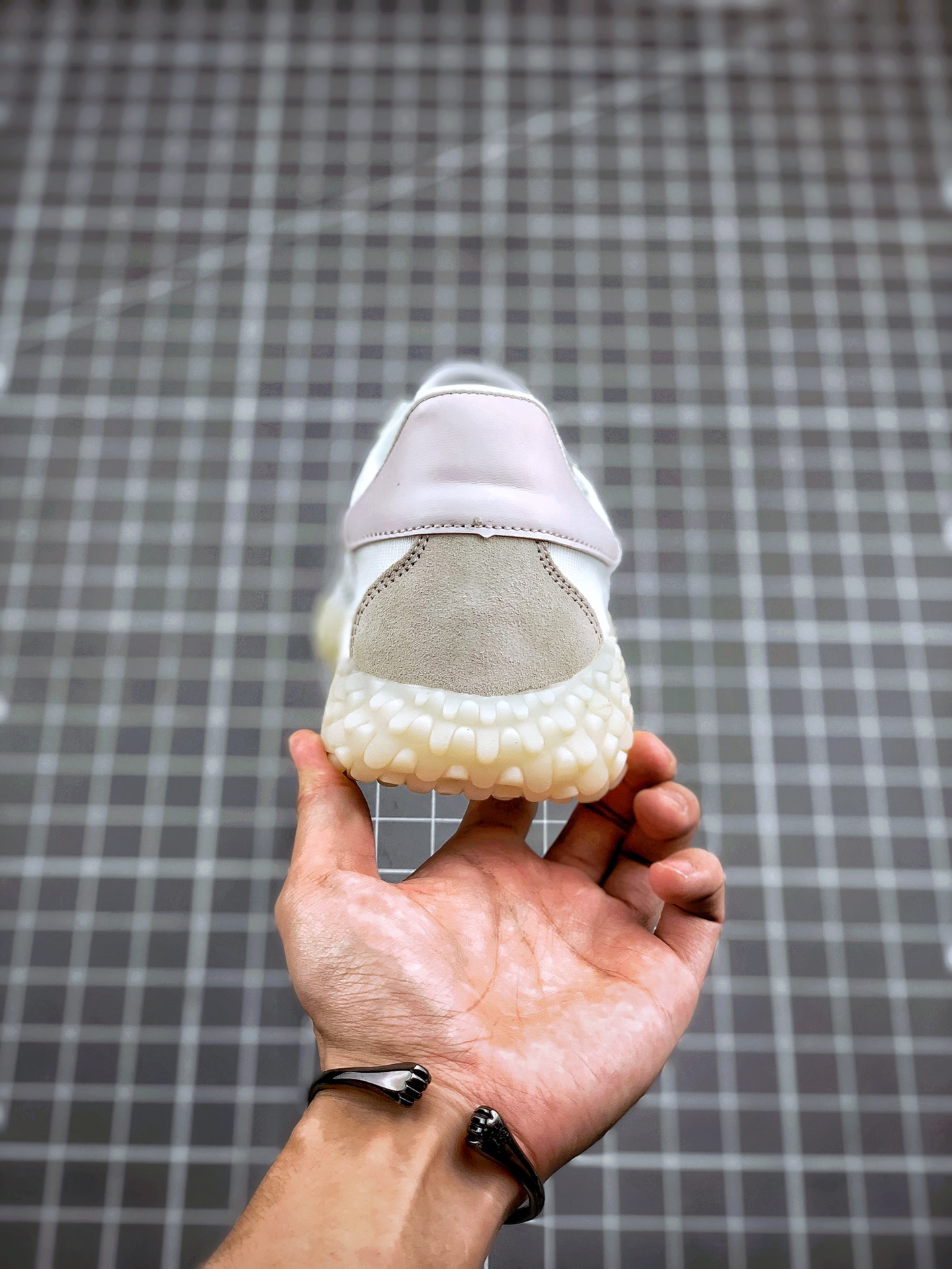 180 小红书爆款 阿迪达斯/Adidas Kamanda 小Yeezy 生胶刺头底 秀气大方的鞋型 气质修身 货号：EE5667