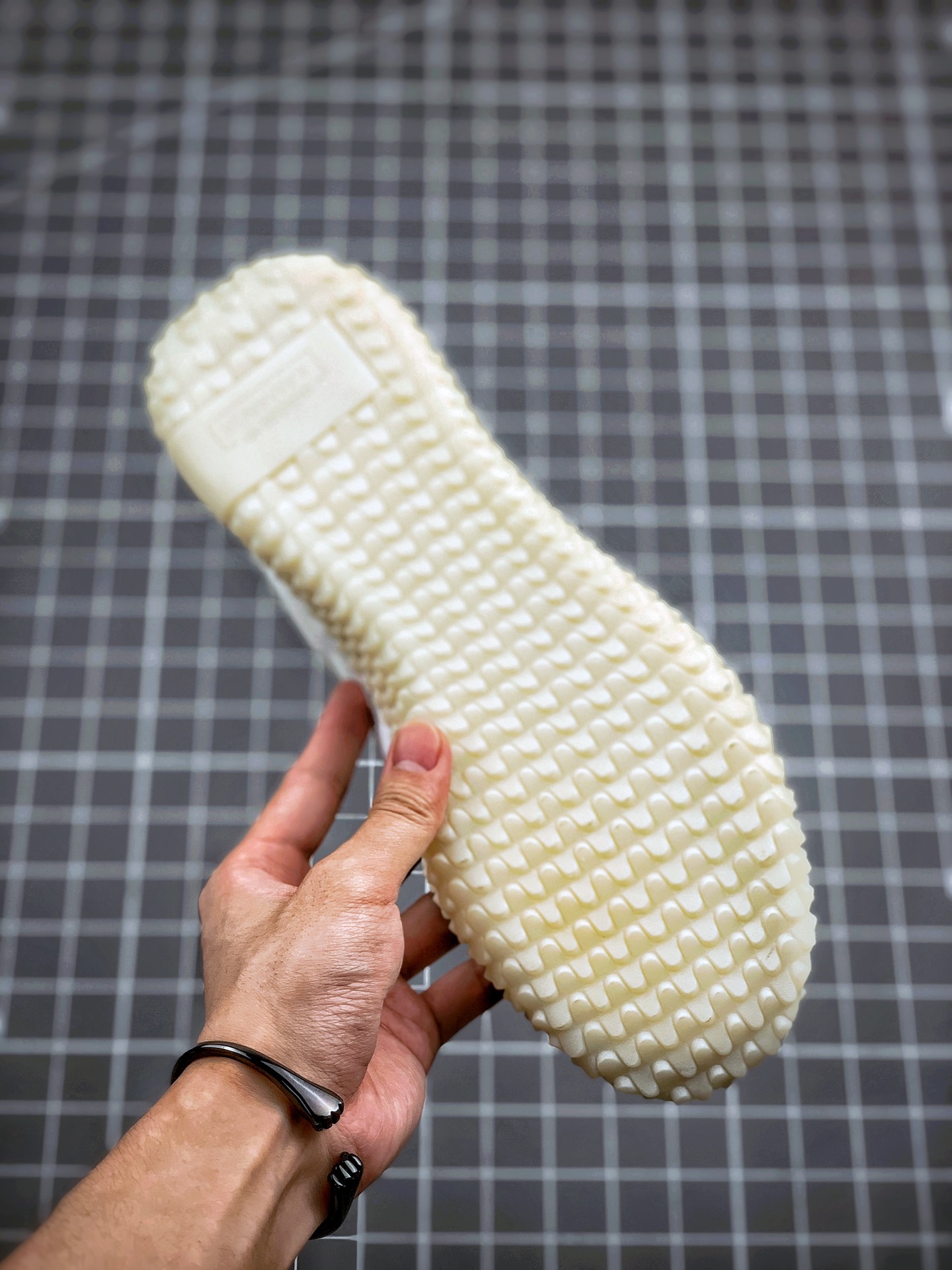 180 小红书爆款 阿迪达斯/Adidas Kamanda 小Yeezy 生胶刺头底 秀气大方的鞋型 气质修身 货号：EE5667