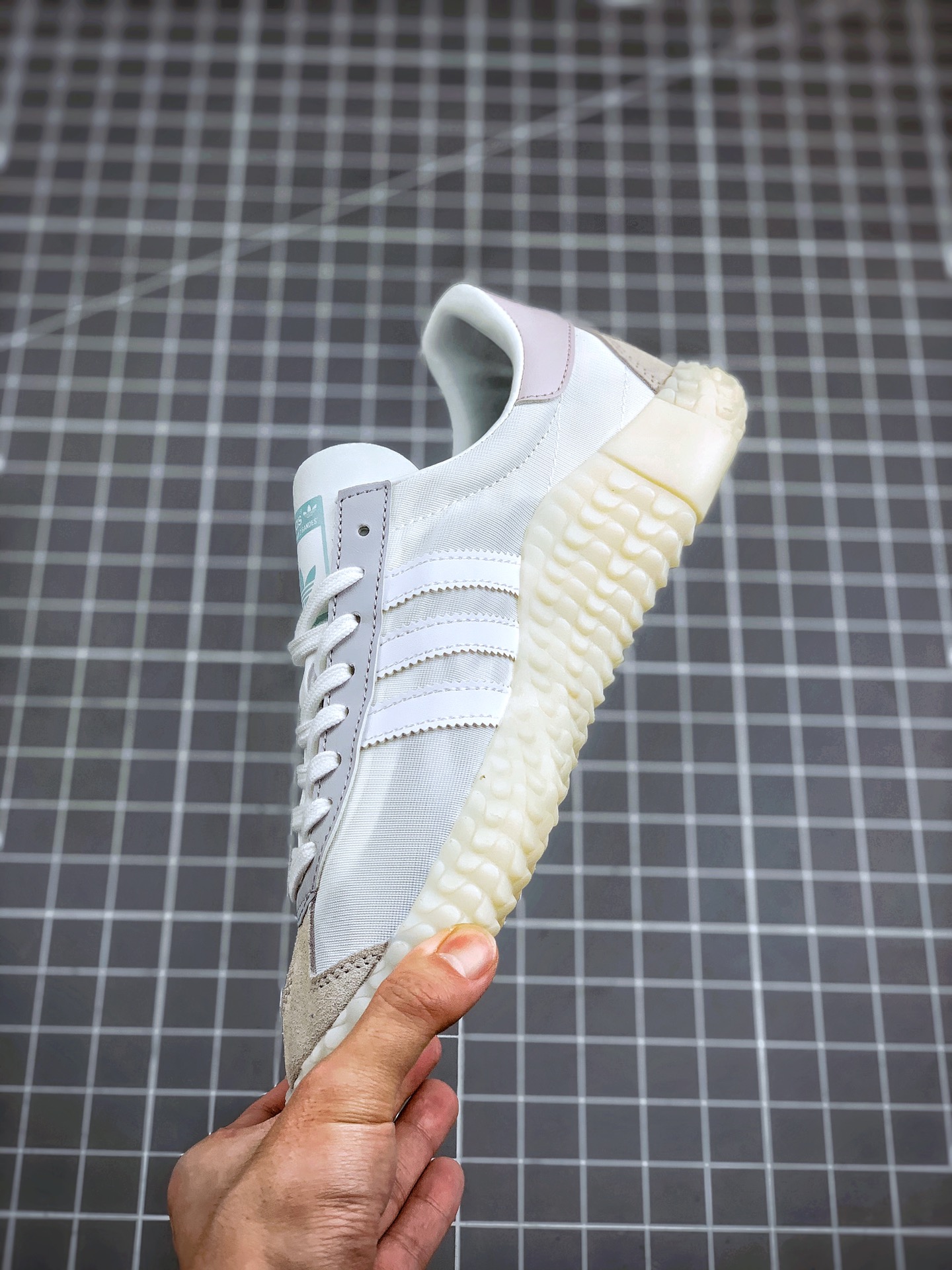 180 小红书爆款 阿迪达斯/Adidas Kamanda 小Yeezy 生胶刺头底 秀气大方的鞋型 气质修身 货号：EE5667