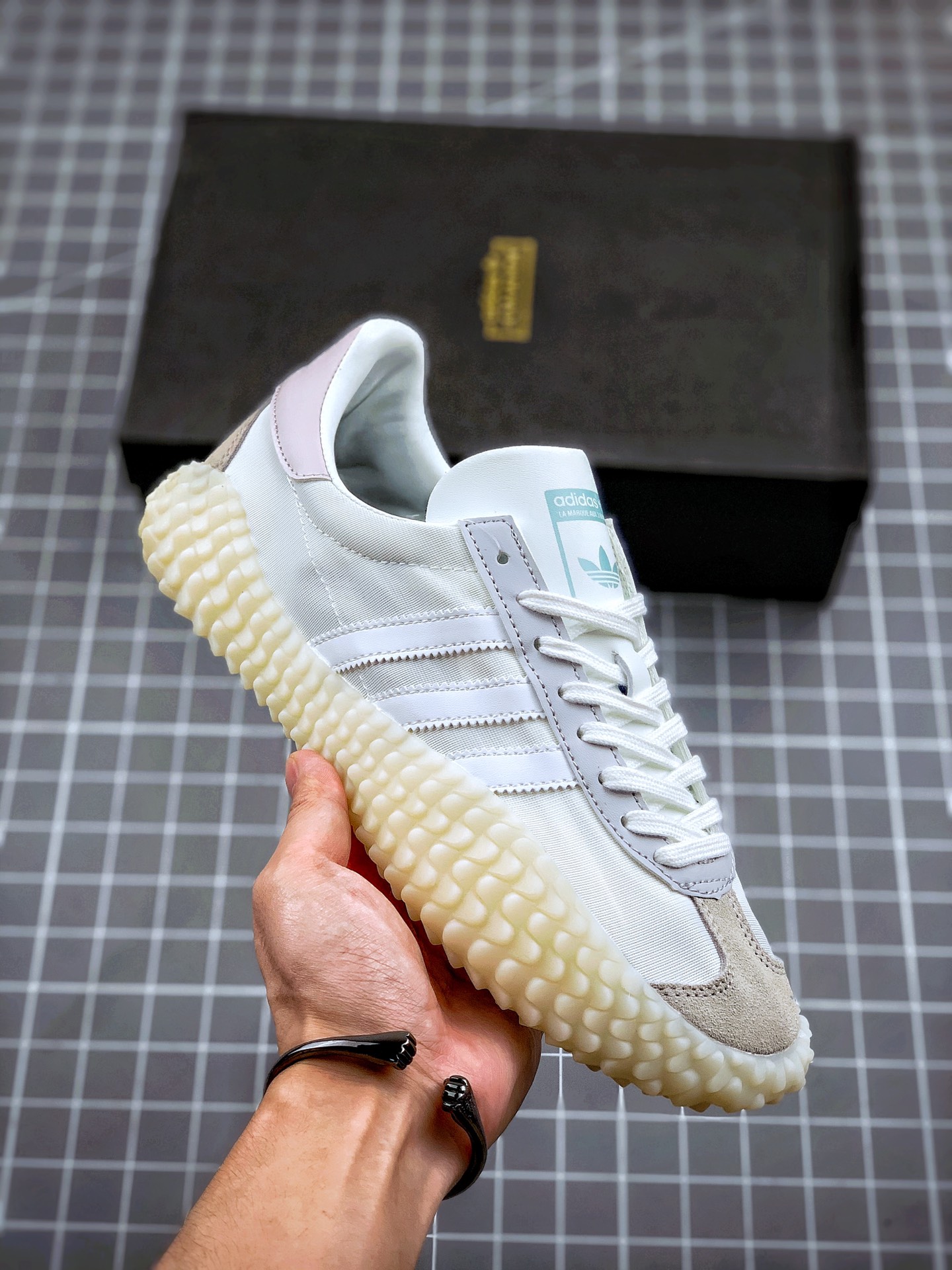 180 小红书爆款 阿迪达斯/Adidas Kamanda 小Yeezy 生胶刺头底 秀气大方的鞋型 气质修身 货号：EE5667