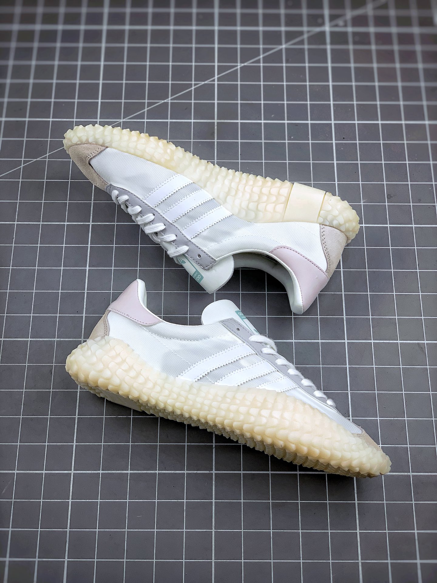 180 小红书爆款 阿迪达斯/Adidas Kamanda 小Yeezy 生胶刺头底 秀气大方的鞋型 气质修身 货号：EE5667