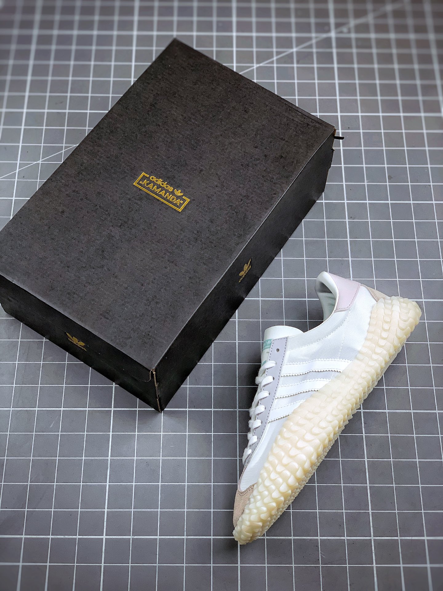 180 小红书爆款 阿迪达斯/Adidas Kamanda 小Yeezy 生胶刺头底 秀气大方的鞋型 气质修身 货号：EE5667