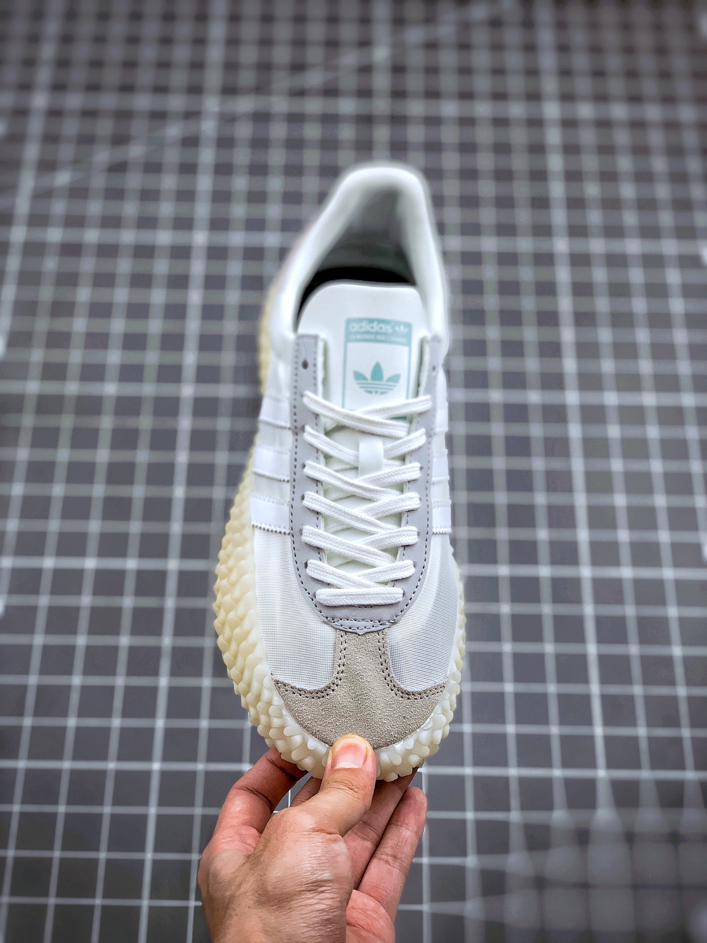 180 小红书爆款 阿迪达斯/Adidas Kamanda 小Yeezy 生胶刺头底 秀气大方的鞋型 气质修身 货号：EE5667