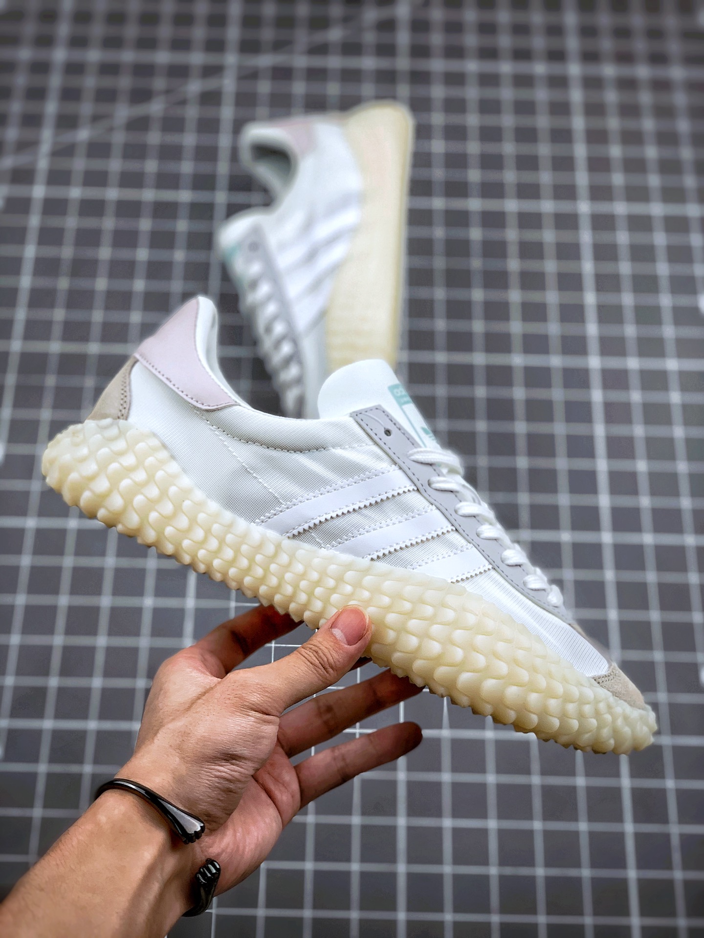 180 小红书爆款 阿迪达斯/Adidas Kamanda 小Yeezy 生胶刺头底 秀气大方的鞋型 气质修身 货号：EE5667