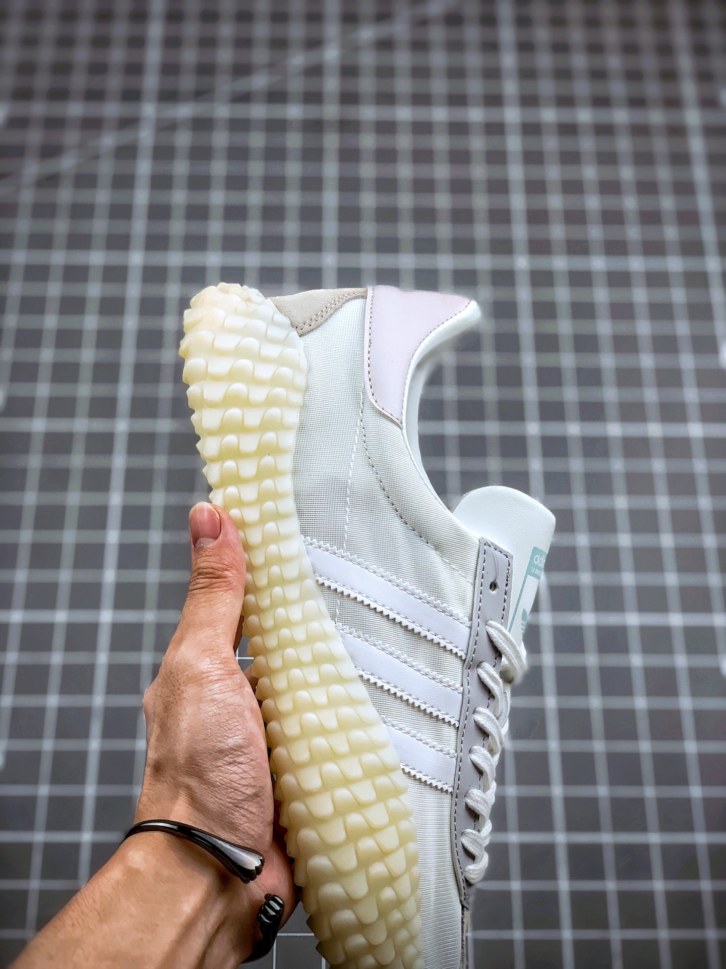 180 小红书爆款 阿迪达斯/Adidas Kamanda 小Yeezy 生胶刺头底 秀气大方的鞋型 气质修身 货号：EE5667