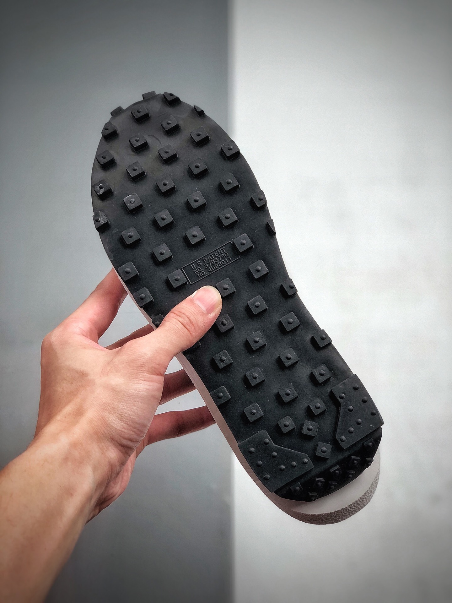 210 日式解构美学SACAI联名 × NIKE LDV Waffle重叠设计前卫华夫变形休闲慢跑鞋货号：BV0073-500