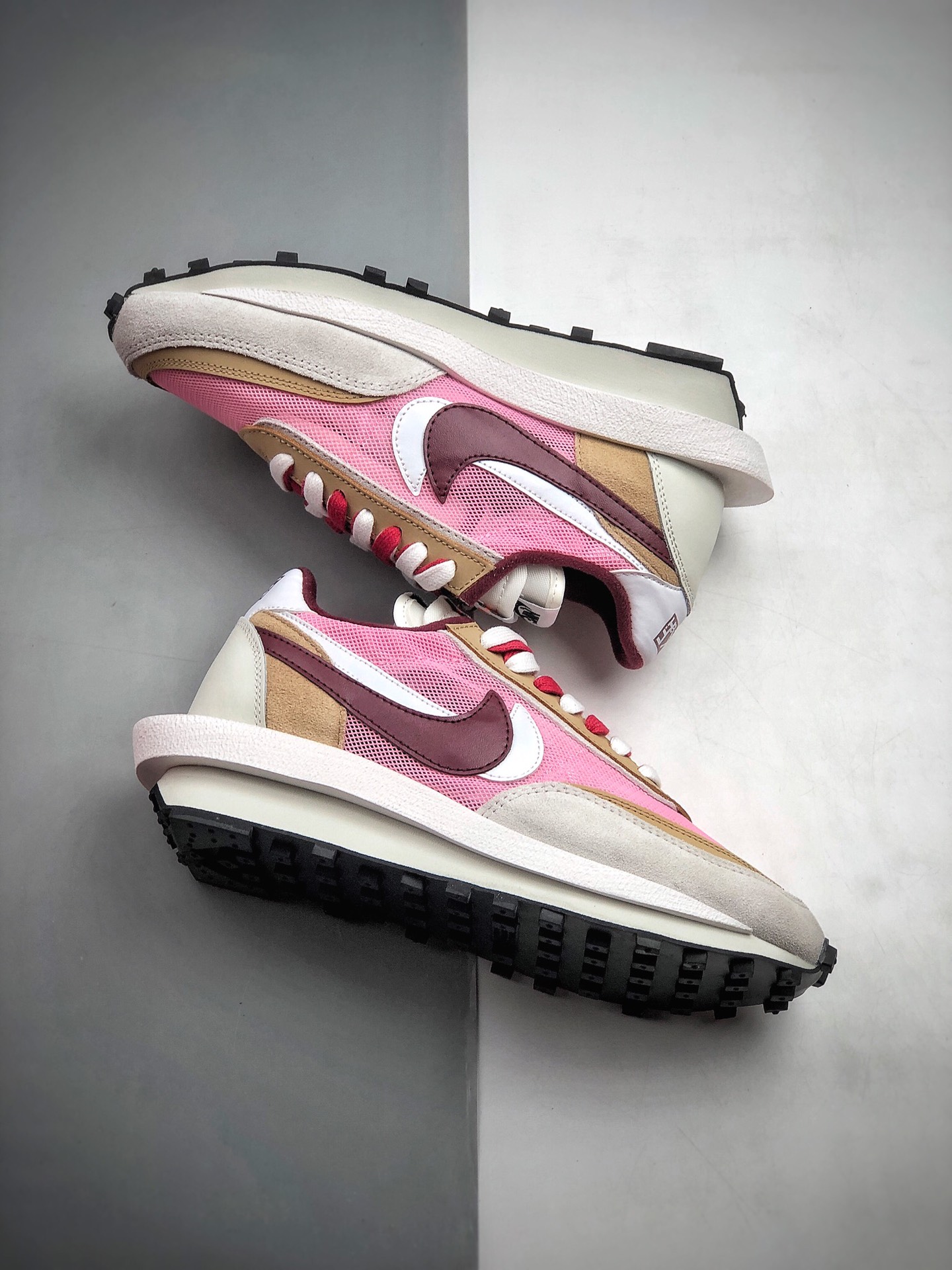 210 日式解构美学SACAI联名 × NIKE LDV Waffle重叠设计前卫华夫变形休闲慢跑鞋货号：BV0073-500
