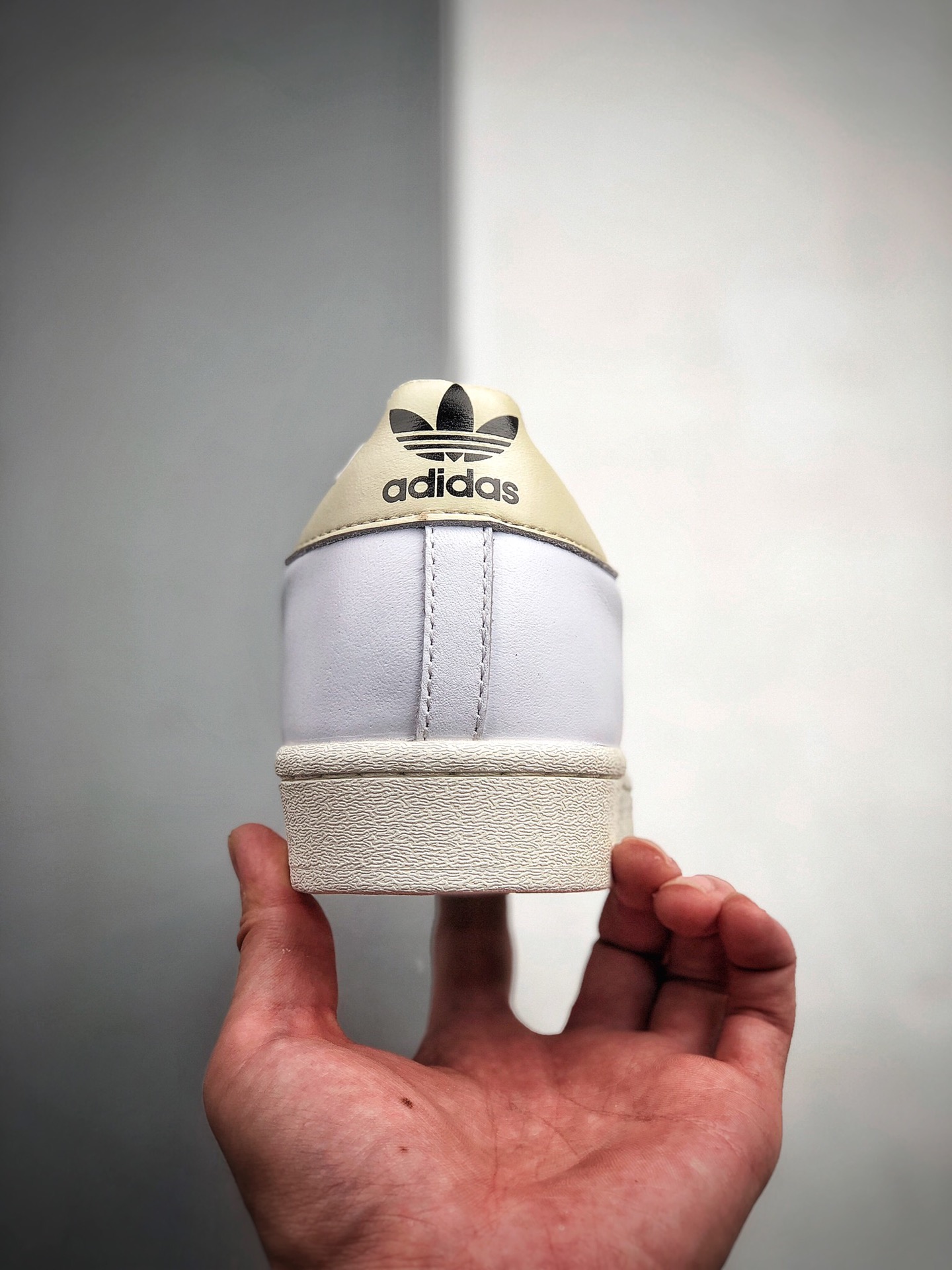 210  杨幂同款人气颇高的街头品牌 424 今年与 adidas 带来联名系列，一款贝壳头 Shelltoe 鞋款 FW7624