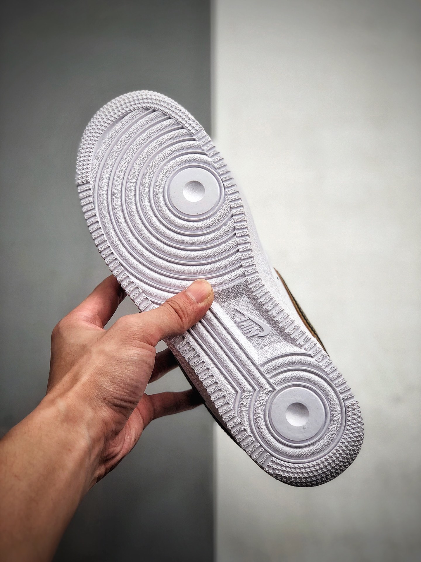 190 新配色“白咖啡LV三彩色”空军系列 路易威登 Louis Vuitton 耐克Nike Wmns Air Force 1 '07 Essential空军一号低帮经典百搭休闲运动板鞋 全掌air sole气垫 货号:AR7719-101