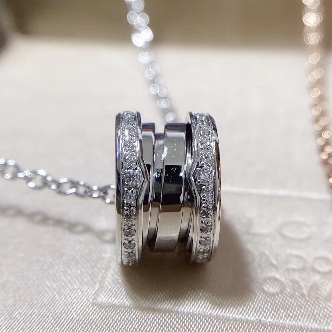 ❗️经典爆款❗️☀

BVLGARI宝格丽经典款弹簧带钻项链  ☀

BVLGARI字印全部采用CNC 龙虾扣也有BVLGARI专柜刻字 细节做工精致