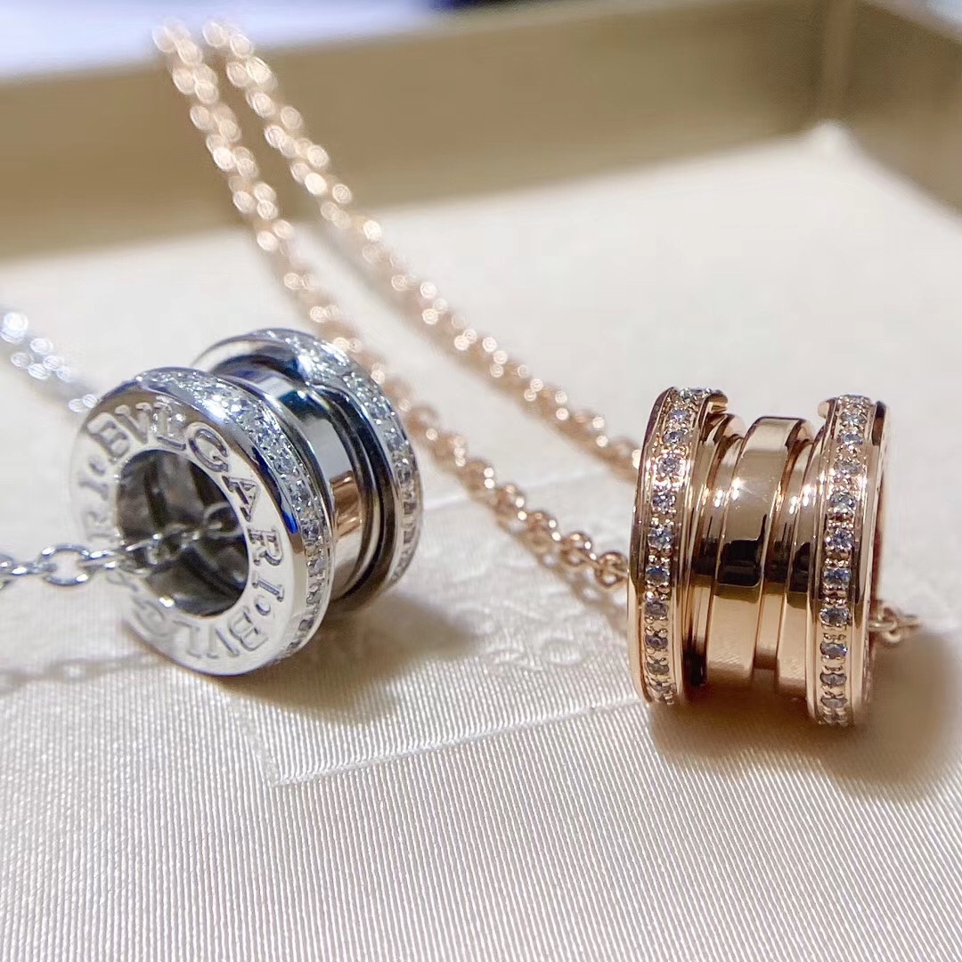 ❗️经典爆款❗️☀

BVLGARI宝格丽经典款弹簧带钻项链  ☀

BVLGARI字印全部采用CNC 龙虾扣也有BVLGARI专柜刻字 细节做工精致