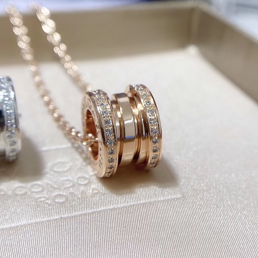 ❗️经典爆款❗️☀

BVLGARI宝格丽经典款弹簧带钻项链  ☀

BVLGARI字印全部采用CNC 龙虾扣也有BVLGARI专柜刻字 细节做工精致